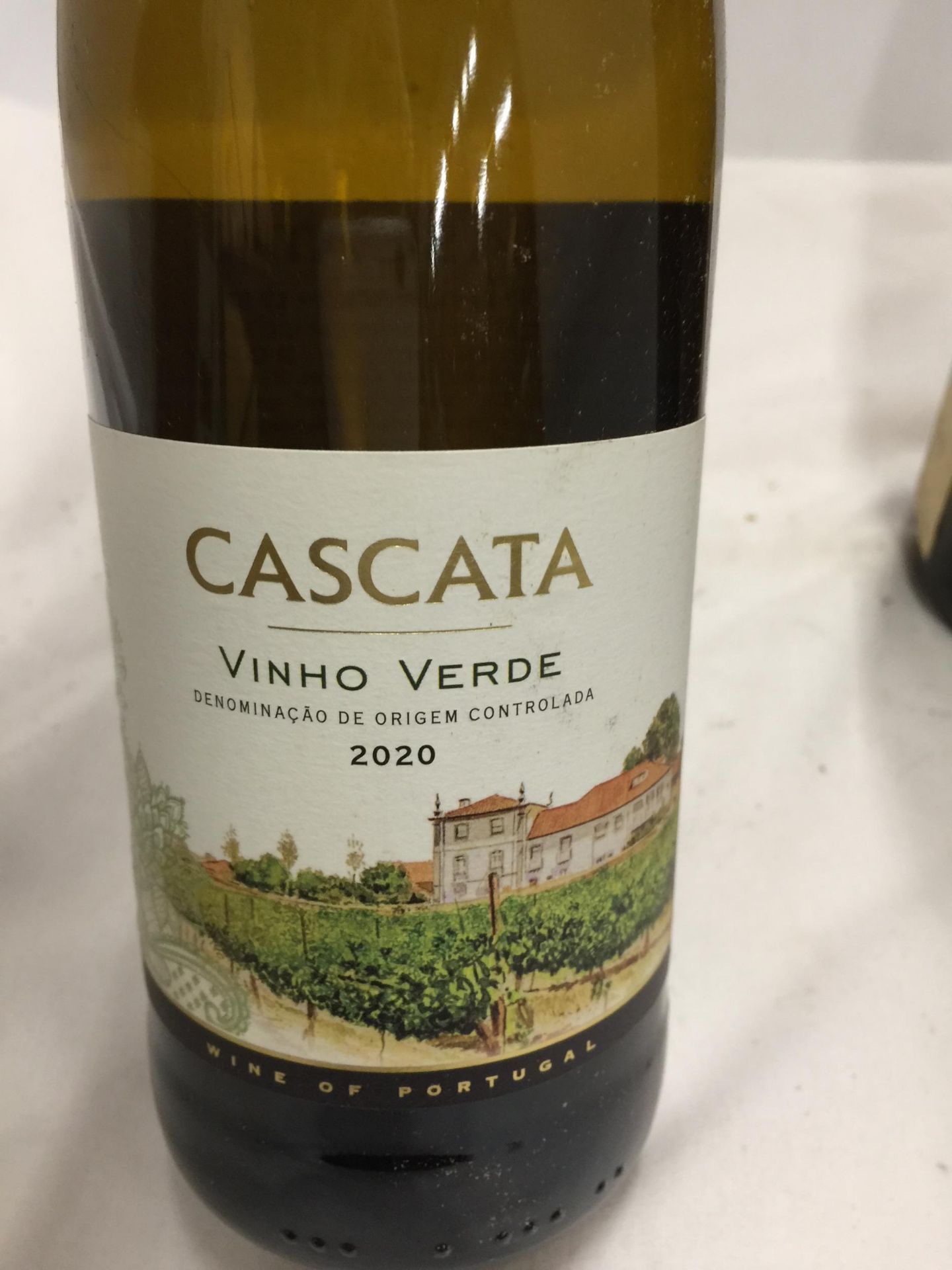 FOUR MIXED BOTTLES - CASCATA 2020 VINHO VERDE, MUSCAT ETC - Bild 4 aus 6