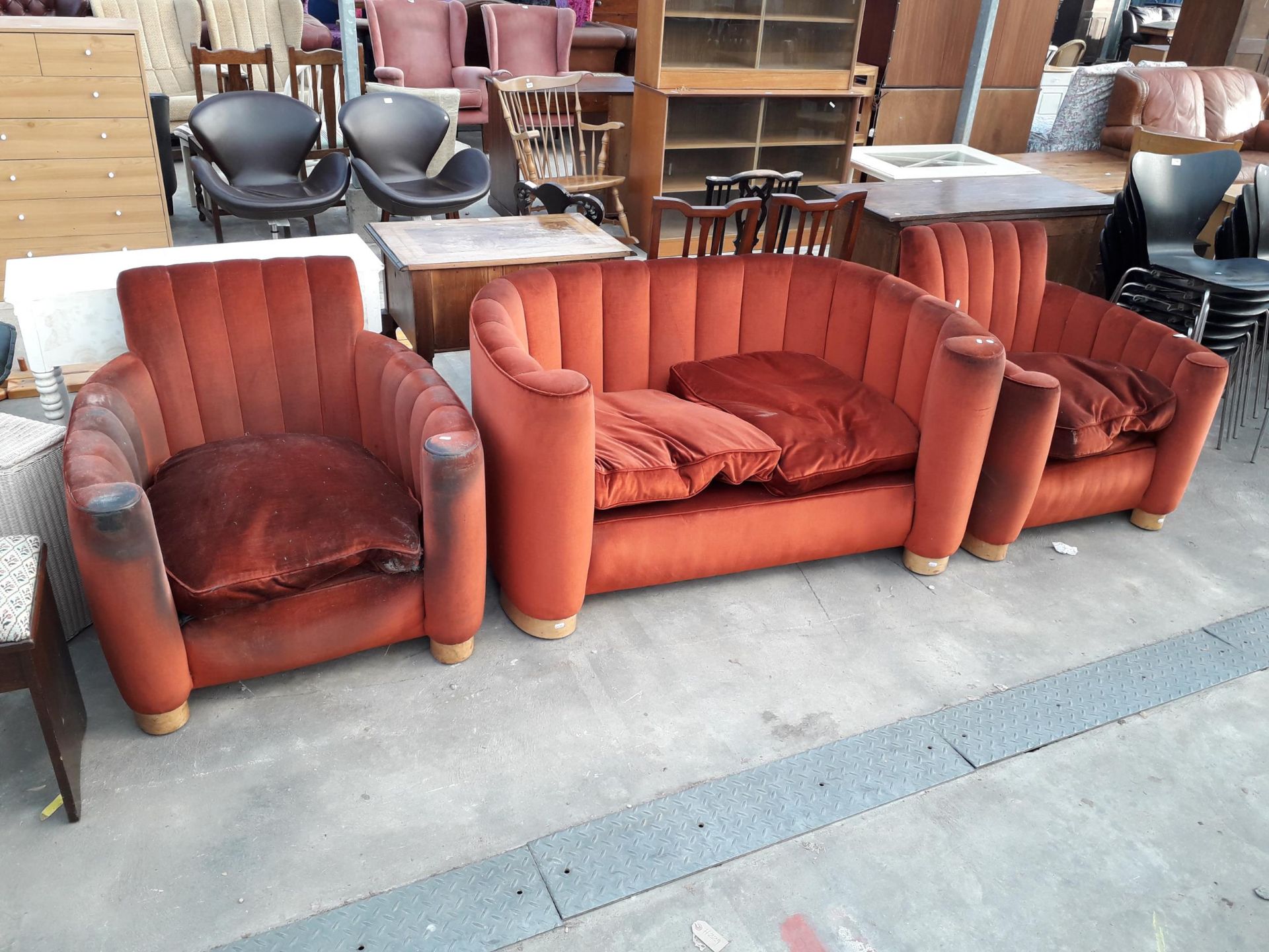 AN ART DECO THREE PIECE LOUNGE SUITE, SPRUNG AND UPHOLSTERED, WITH SWEPT ARMS