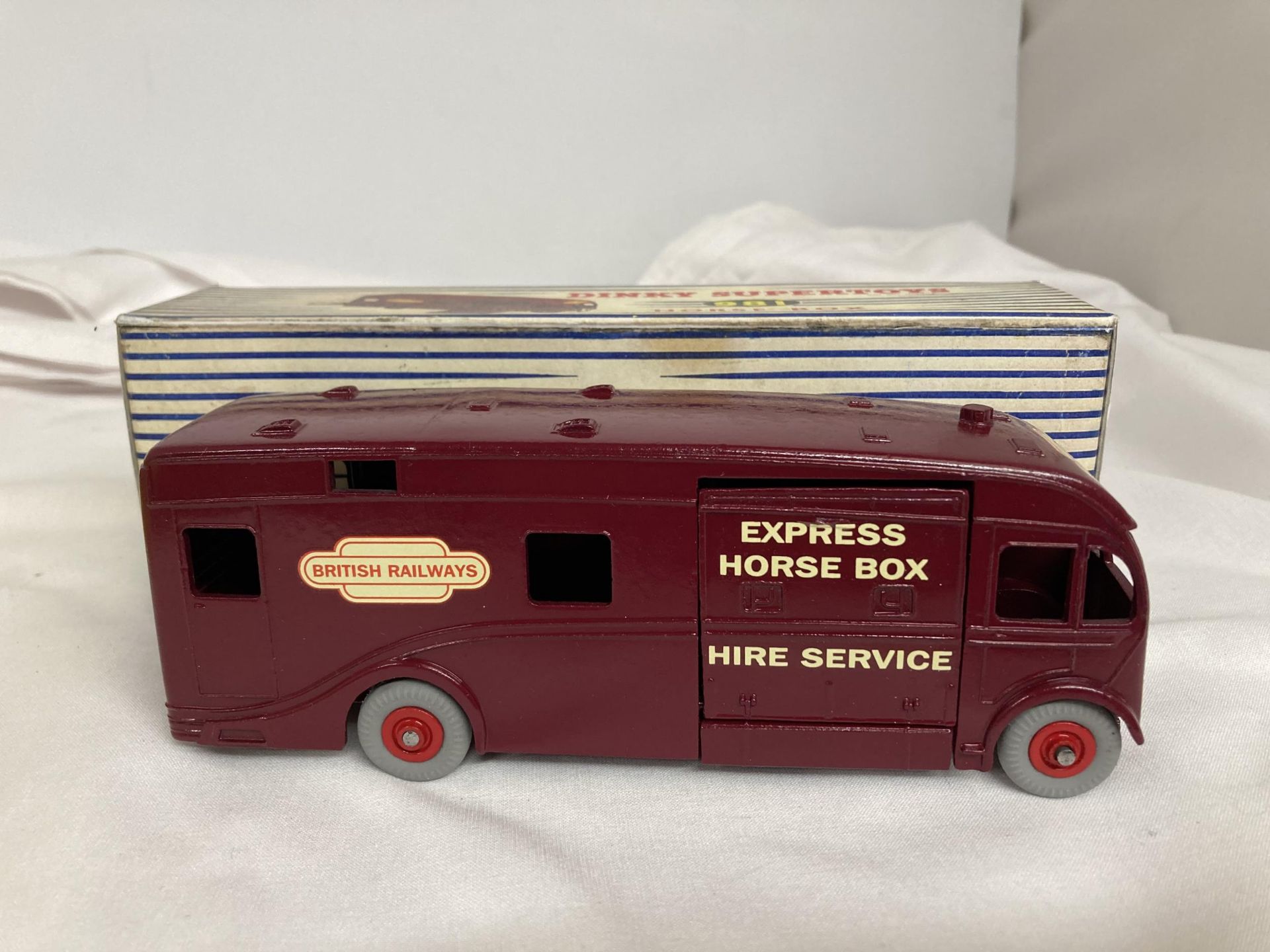 TWO BOXED DINKY MODELS NO. 945 - AN ESSO FUEL TANKER AND NO. 981 - A HORSEBOX - Image 3 of 4