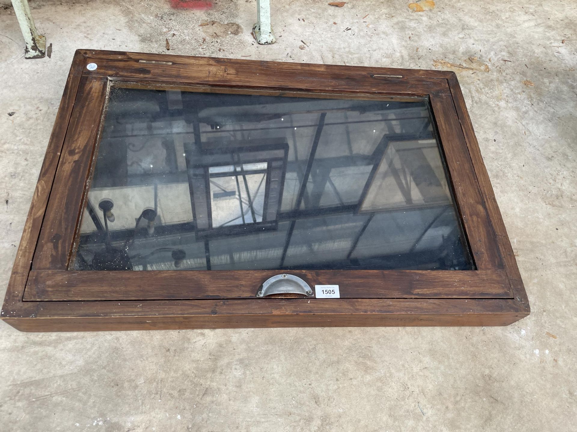 A VINTAGE WOODEN TABLE TOP JEWELLERY DISPLAY CASE