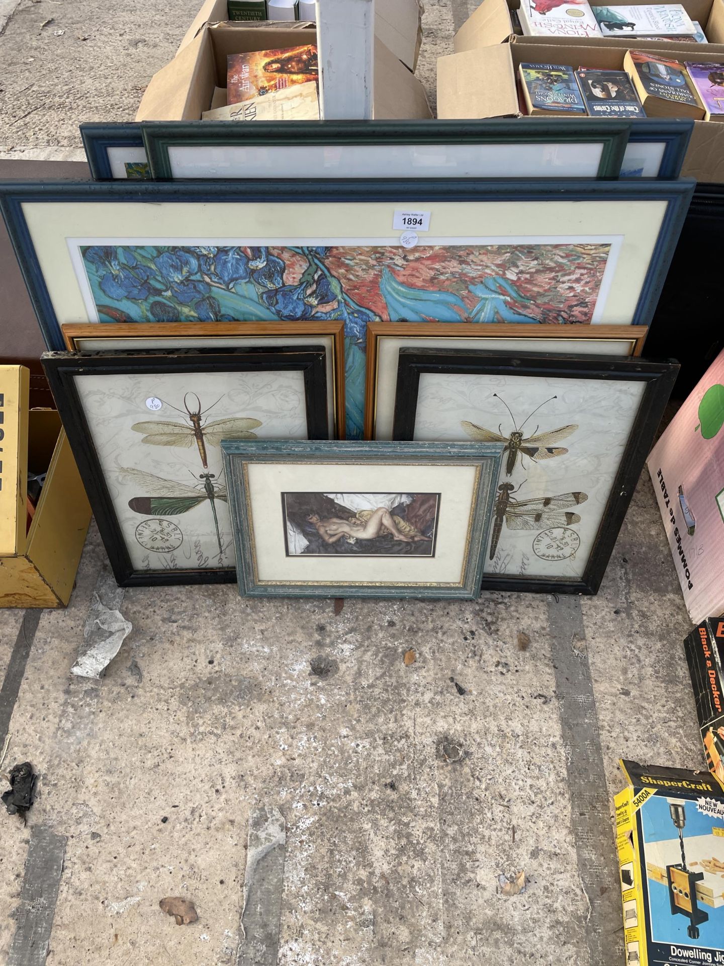 AN ASSORTMENT OF FRAMED PRINTS AND PICTURES