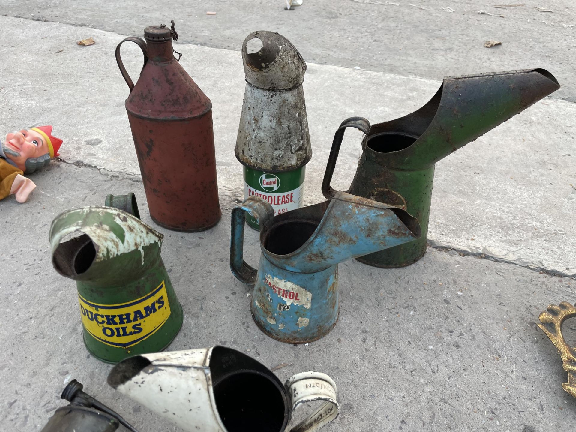 AN ASSORTMENT OF VINTAGE OIL CANS AND A METAL SIGN ETC - Bild 2 aus 3