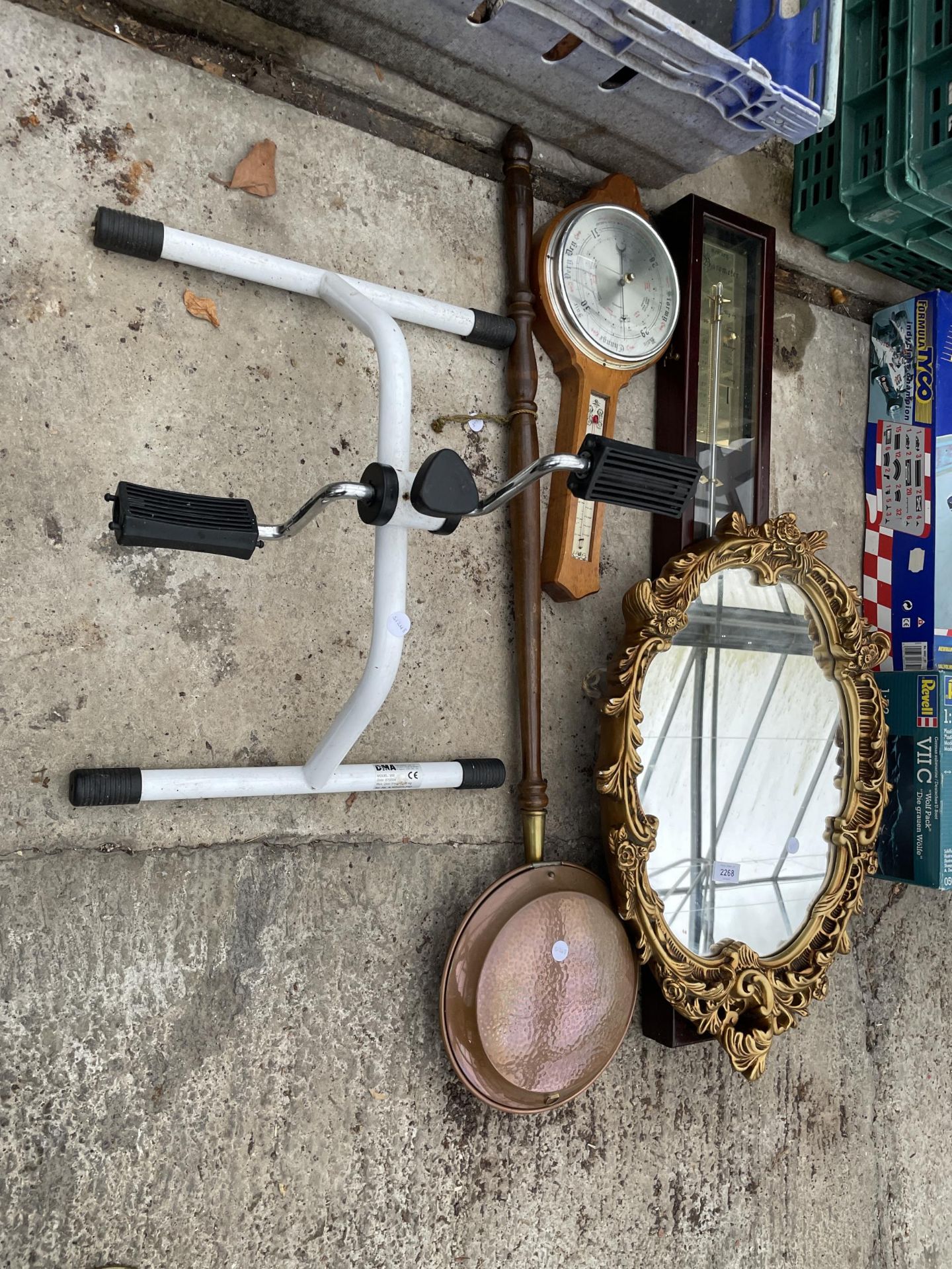 AN ASSORTMENT OF ITEMS TO INCLUDE BAROMETERS, A MIRROR AND A BED WARMING PAN ETC - Bild 2 aus 4