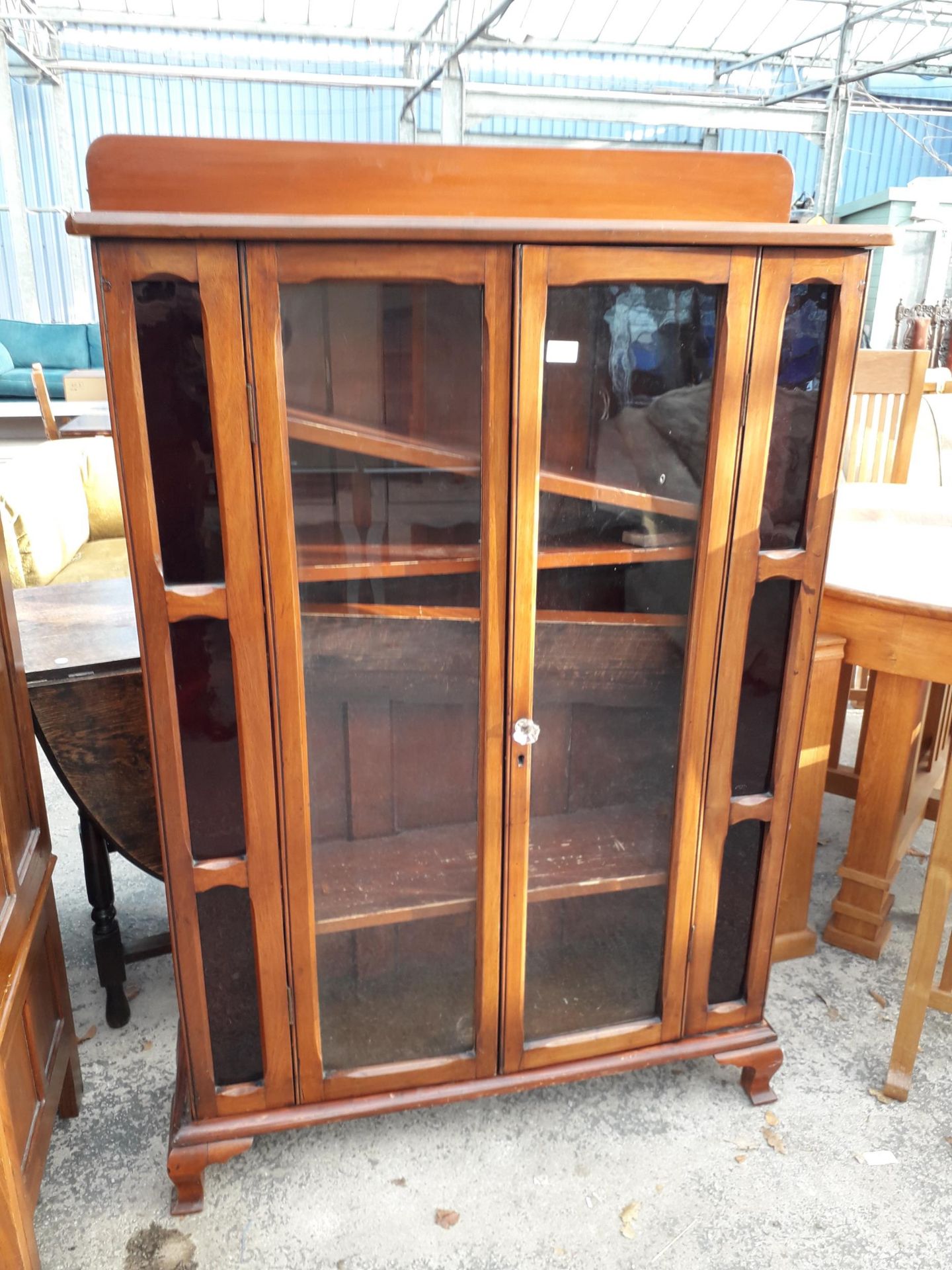 AN EARLY 20TH CENTURY MAHOGANY TWO DOOR DISPLAY CABINET, 38" WIDE