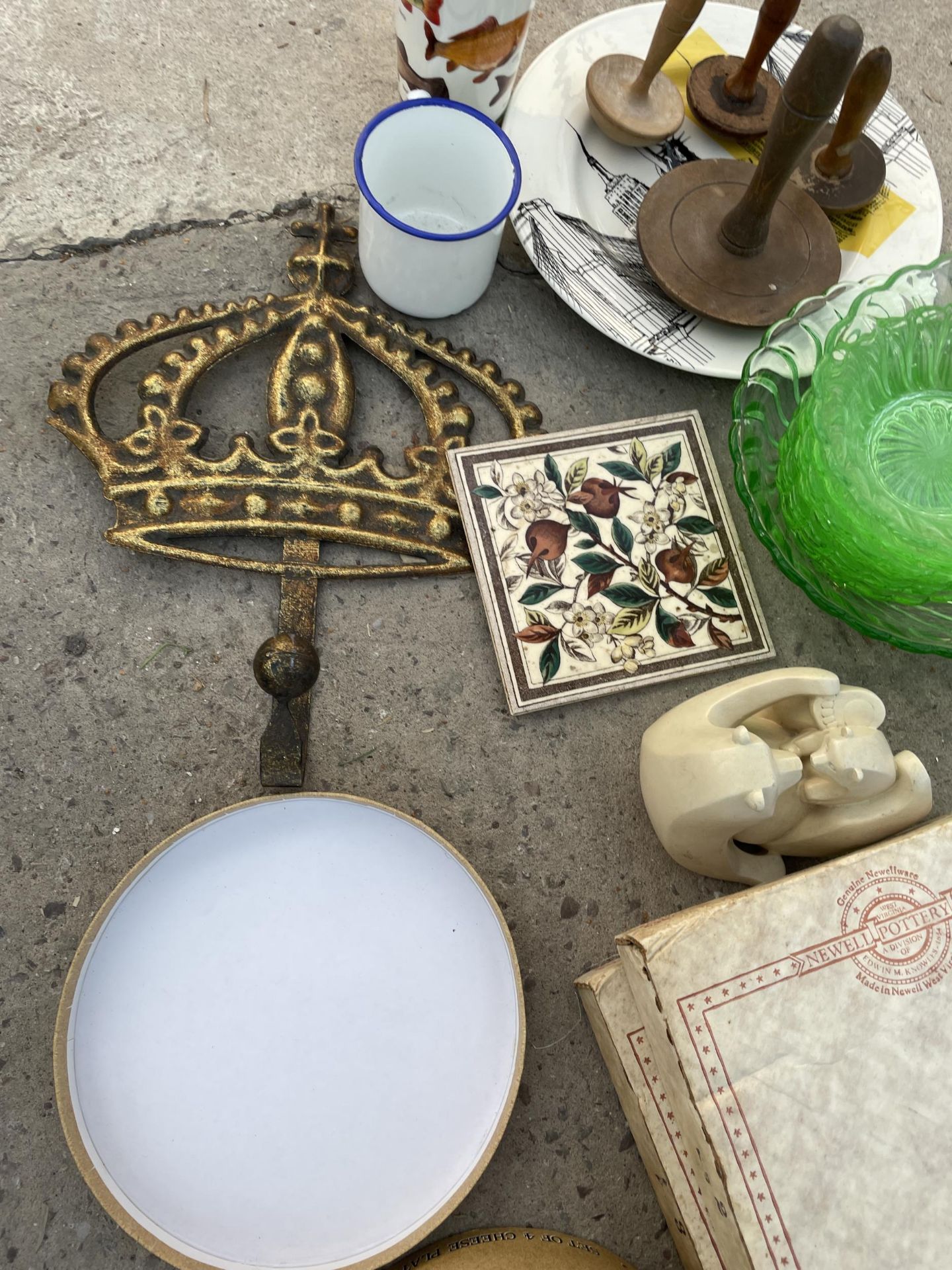 AN ASSORTMENT OF VINTAGE ITEMS TO INCLUDE GLASS WARE AND A BRASS COAT HOOK ETC - Image 2 of 4