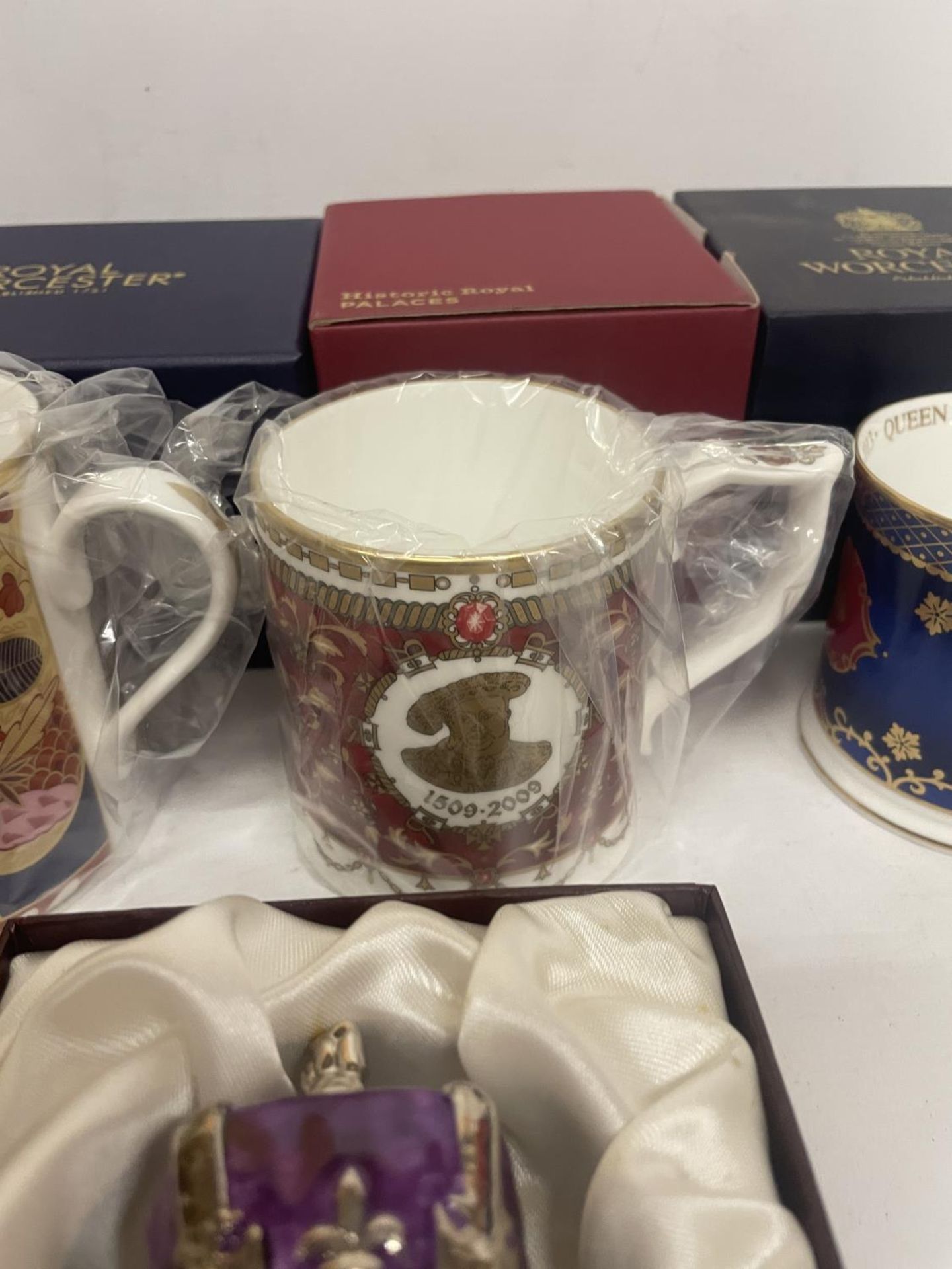 FOUR BOXED COMMEMORATIVE ITEMS TO INCLUDE TWO ROYAL WORCESTER MUGS, CAVERSALL CROWN ETC - Image 3 of 5