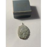 A 9 CARAT GOLD AND CARVED JADE PENDANT IN A PRESENTATION BOX