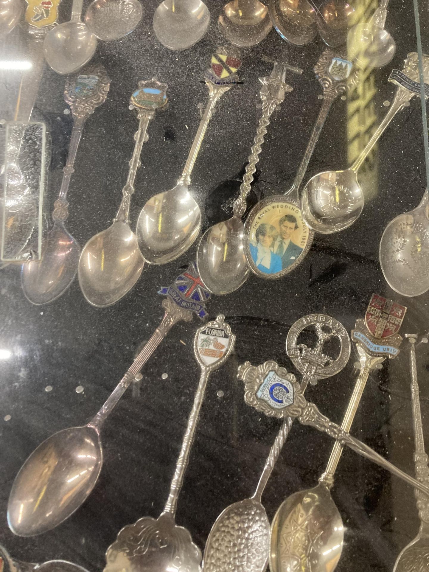THREE VINTAGE DISPLAY CASES CONTAINING ASSORTED COLLECTABLE SILVER PLATED TEASPOONS - Image 5 of 6