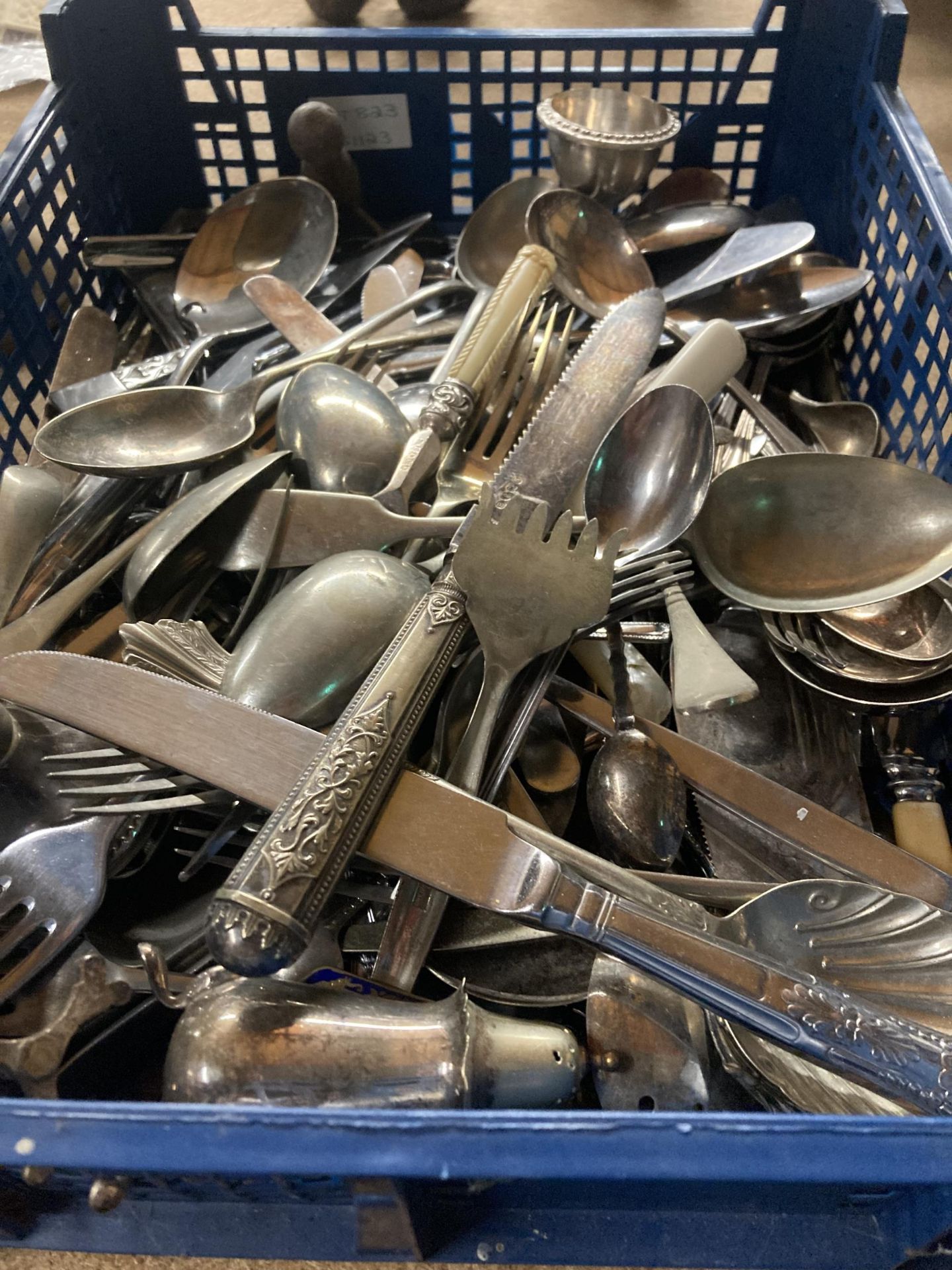 A TRAY OF ASSORTED SILVER PLATED FLATWARE AND FURTHER ITEMS ETC