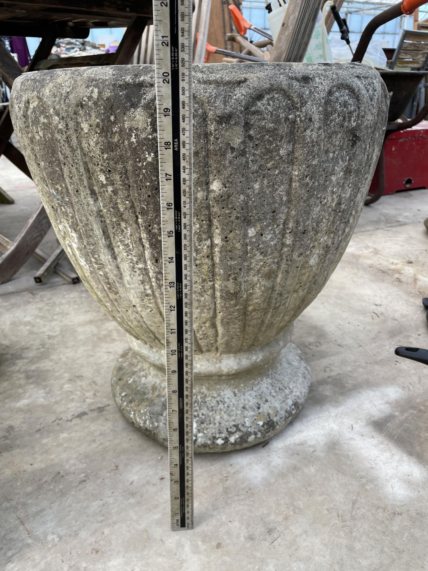 A LARGE CONCRETE URN PLANTER - Image 2 of 3