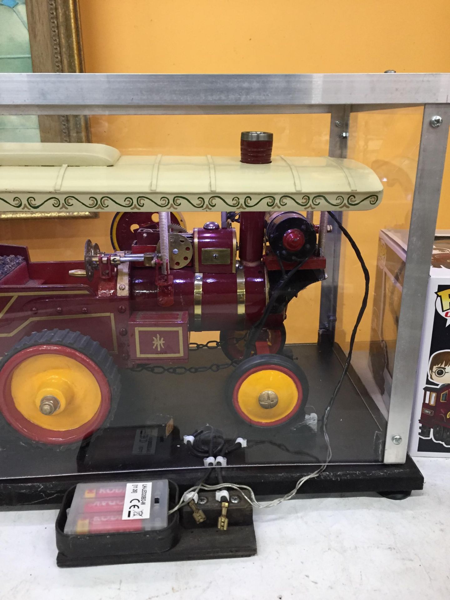 A VINTAGE WOODEN MODEL STEAM ENGINE, ON A WOODEN PLINTH BASE WITH PERSPEX DISPLAY BOX AND WITH - Image 4 of 4
