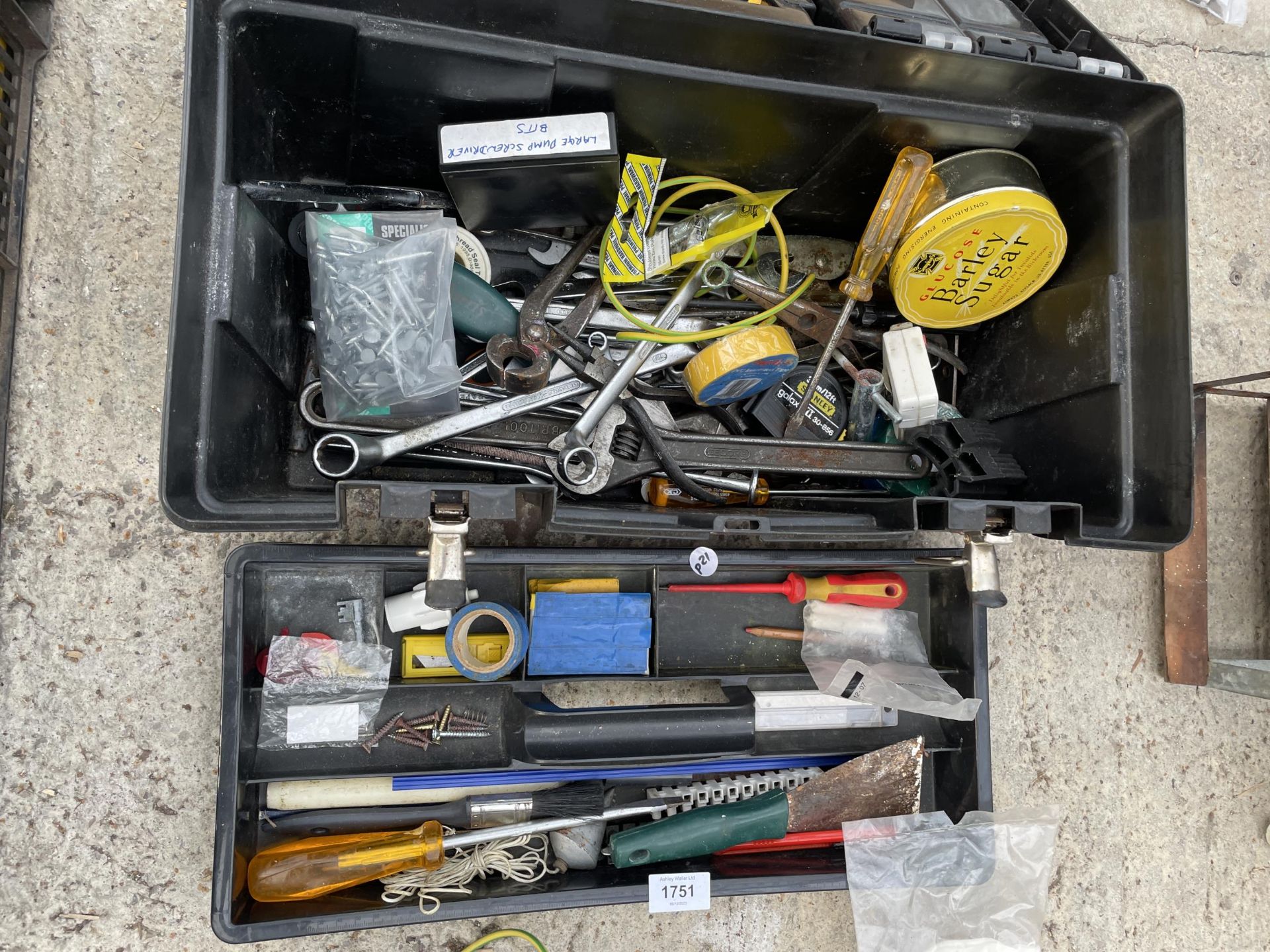 A TOOL BOX CONTAINING AN ASSORTMENT OF TOOLS TO INCLUDE A WOOD PLANE AND SPANNERS ETC - Image 2 of 3