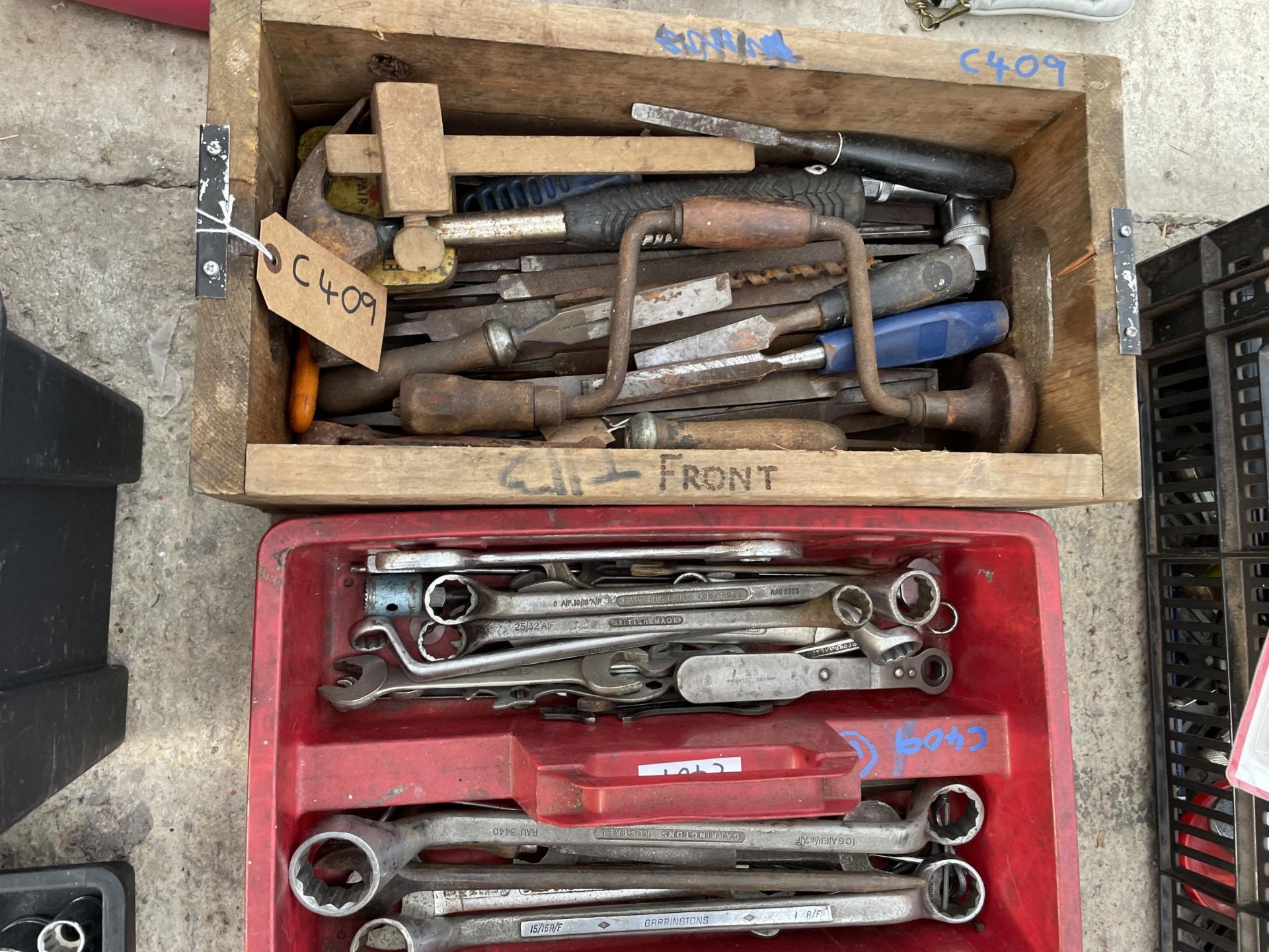 A LARGE ASSORTMENT OF HAND TOOLS TO INCLUDE CHISELS, SPANNERS AND PLIERS ETC - Bild 2 aus 3