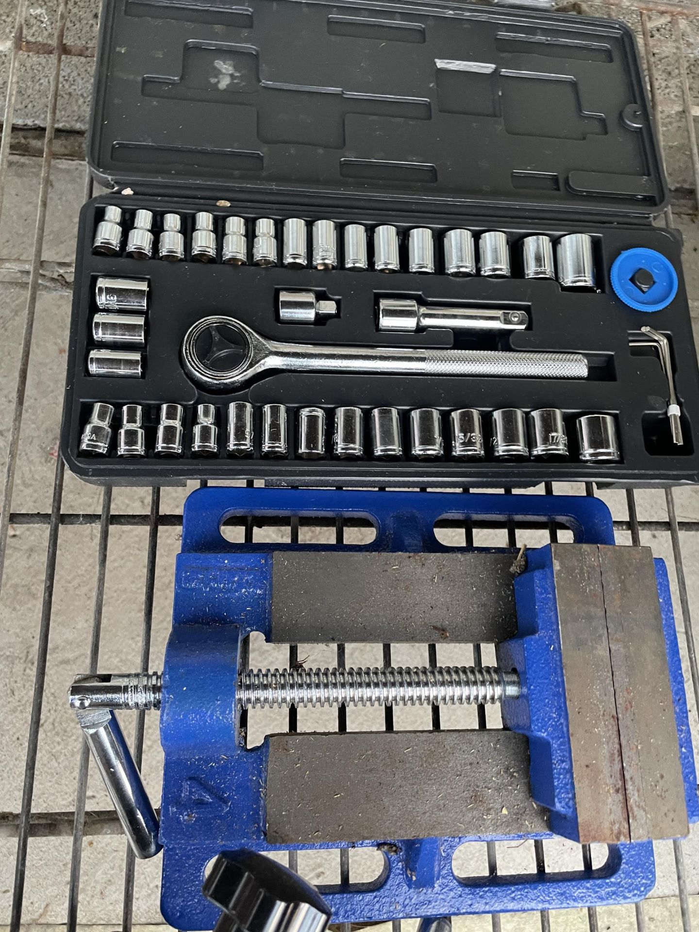 AN ASSORTMENT OF TOOLS TO INCLUDE A SOCKET SET AND THREE VICES - Image 2 of 3