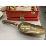 A VINTAGE BRASS AND WOODEN HANDLED GRAIN/FLOUR SCOOP