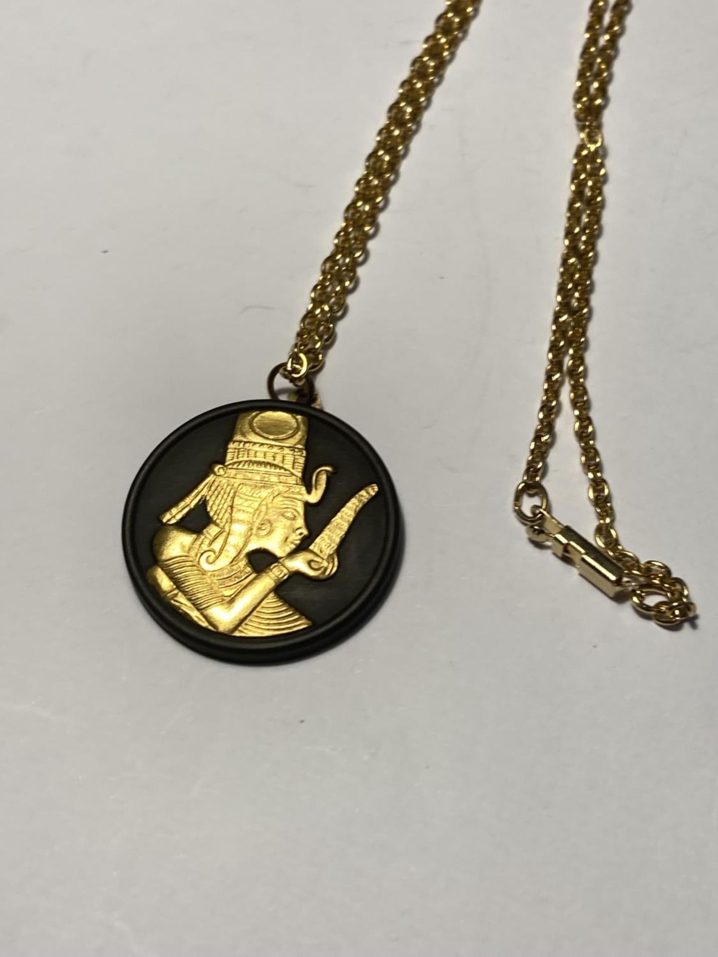 A WEDGWOOD BLACK AND GOLD JASPERWARE EGYPTIAN CHAIN AND PENDANT - Image 3 of 3