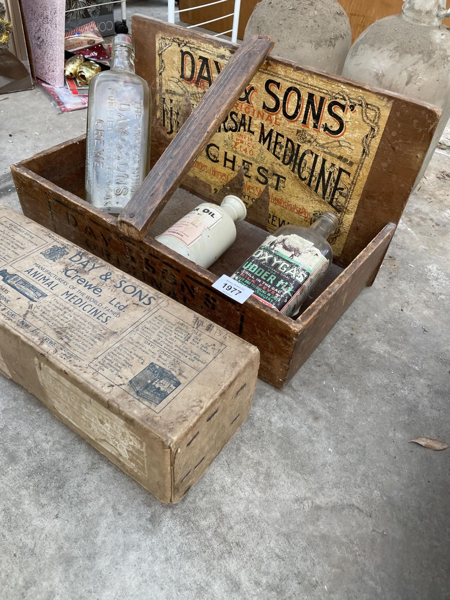 AN ASSORTMENT OF VINTAGE ITEMS TO INCLUDE DEMI JOHNS, A MEDICINE BOX AND MEDICINE BOTTLES ETC - Image 3 of 3