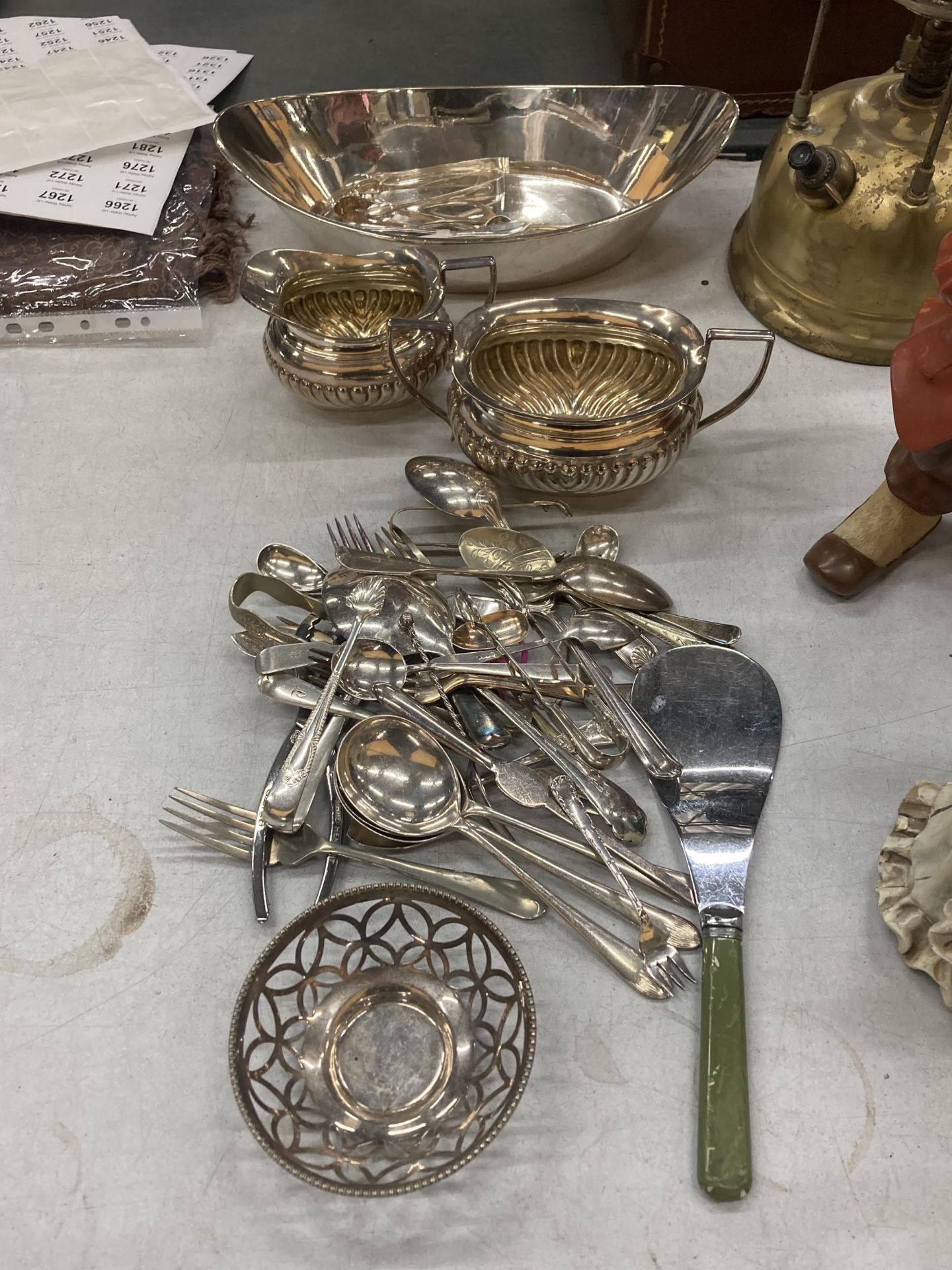 A QUANTITY OF SILVER PLATED ITEMS TO INCLUDE FLATWARE, A CREAM JUG, SUGAR BOWL, BOWLS, ETC