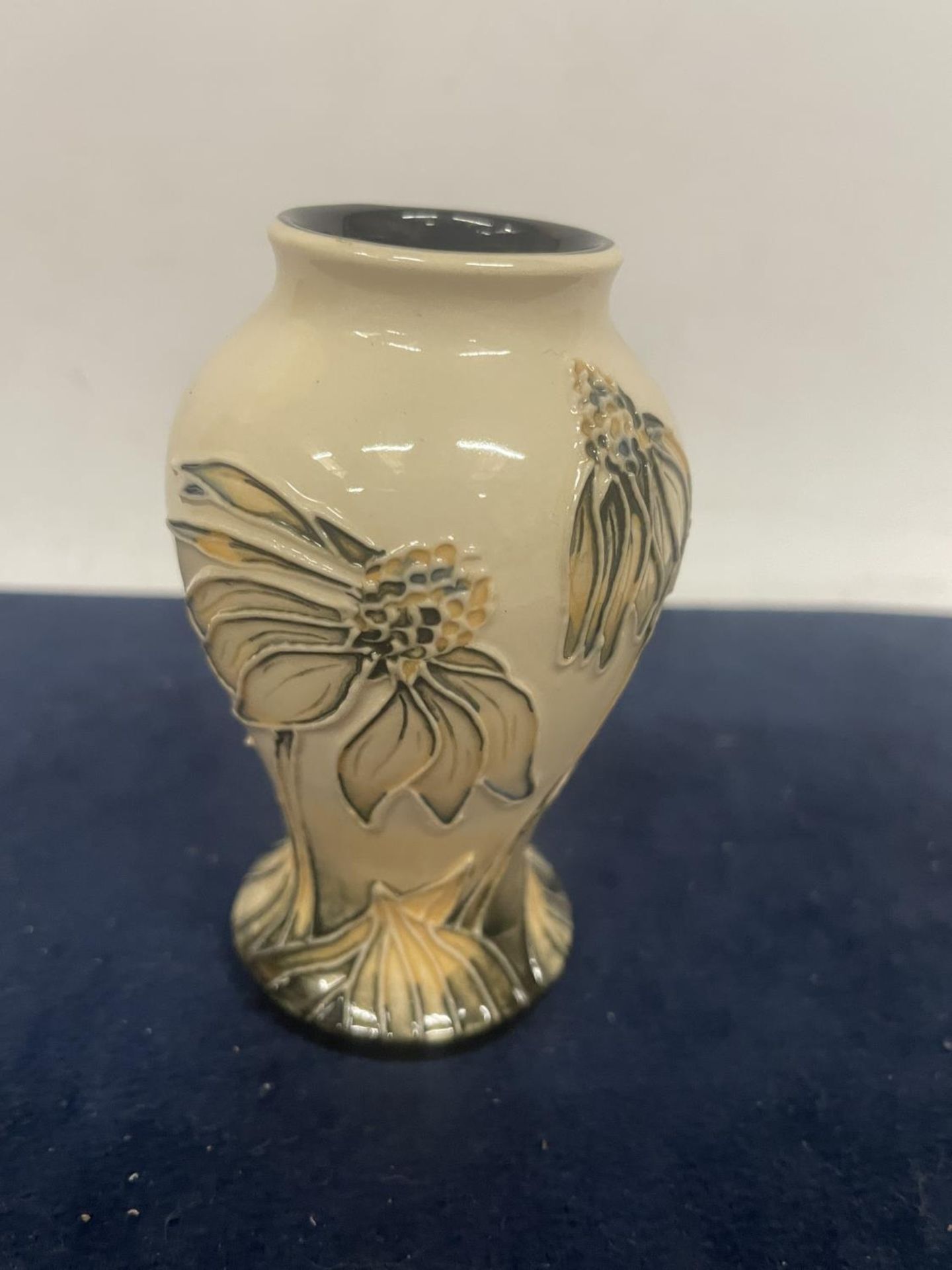 A MOORCROFT CORNFLOWER VASE 4 INCHES TALL - Image 2 of 3