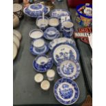 A COLLECTION OF BLUE AND WHITE CHINA TO INCLUDE OLD WILLOW, WEDGWOOD, SPODE ETC