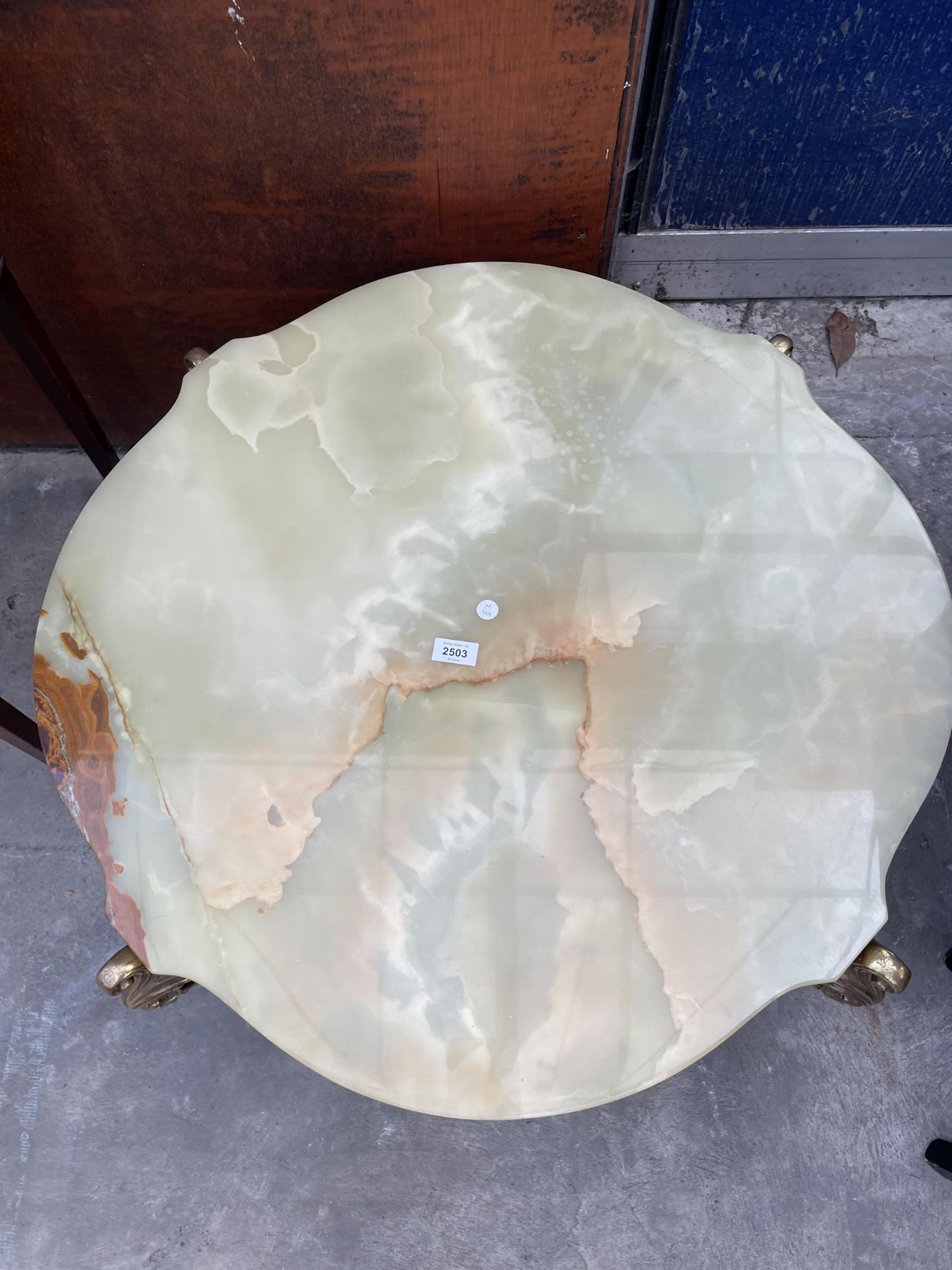 AN ONYX COFFEE TABLE, 34" DIAMETER, ON GILT METALWARE LEGS AND STRETCHERS - Image 3 of 3