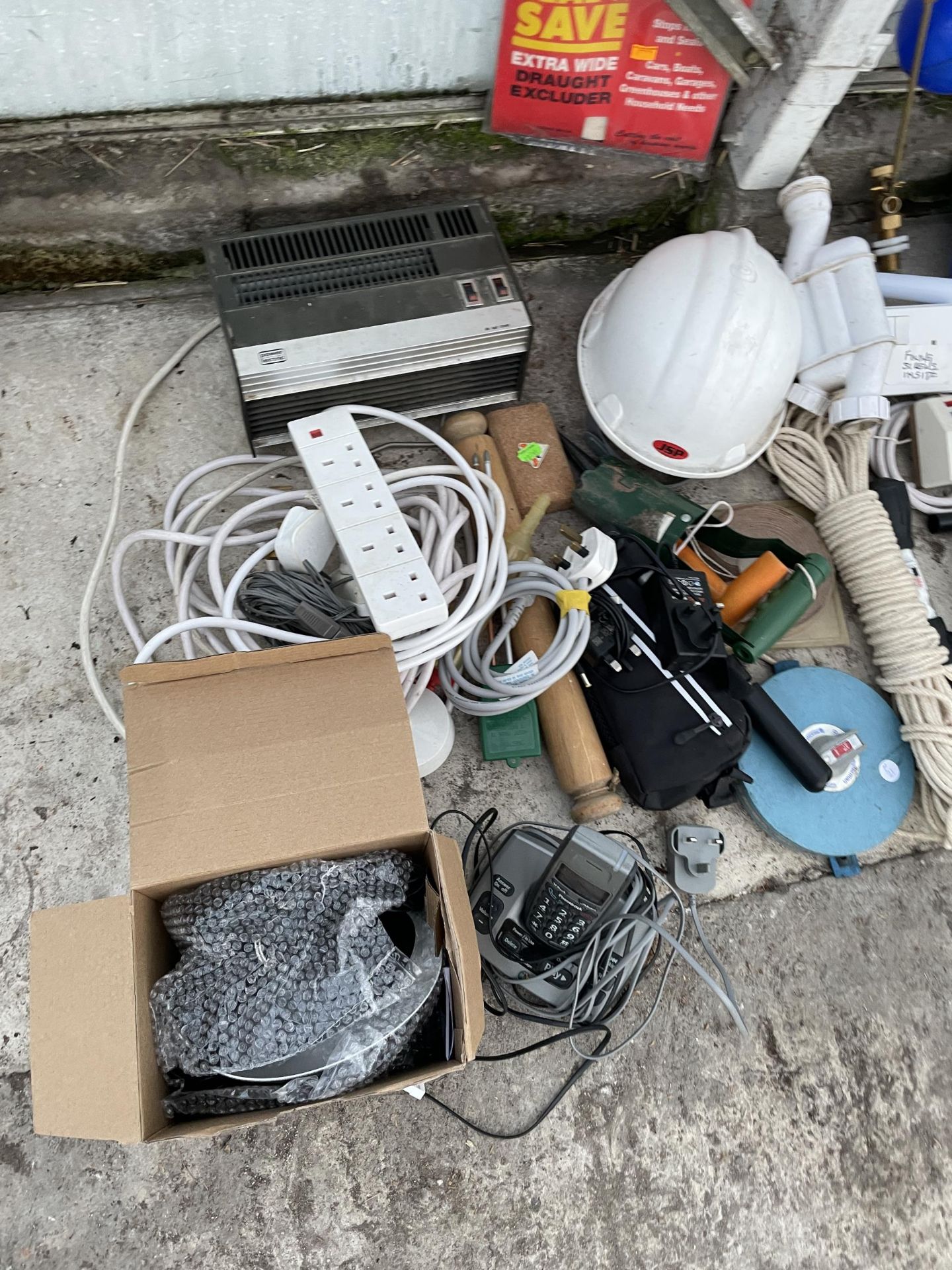 A LARGE ASSORTMENT OF HARDWARE TO INCLUDE EXTENSION LEADS, TAPE MEASURES AND LIGHTS ETC - Bild 4 aus 4