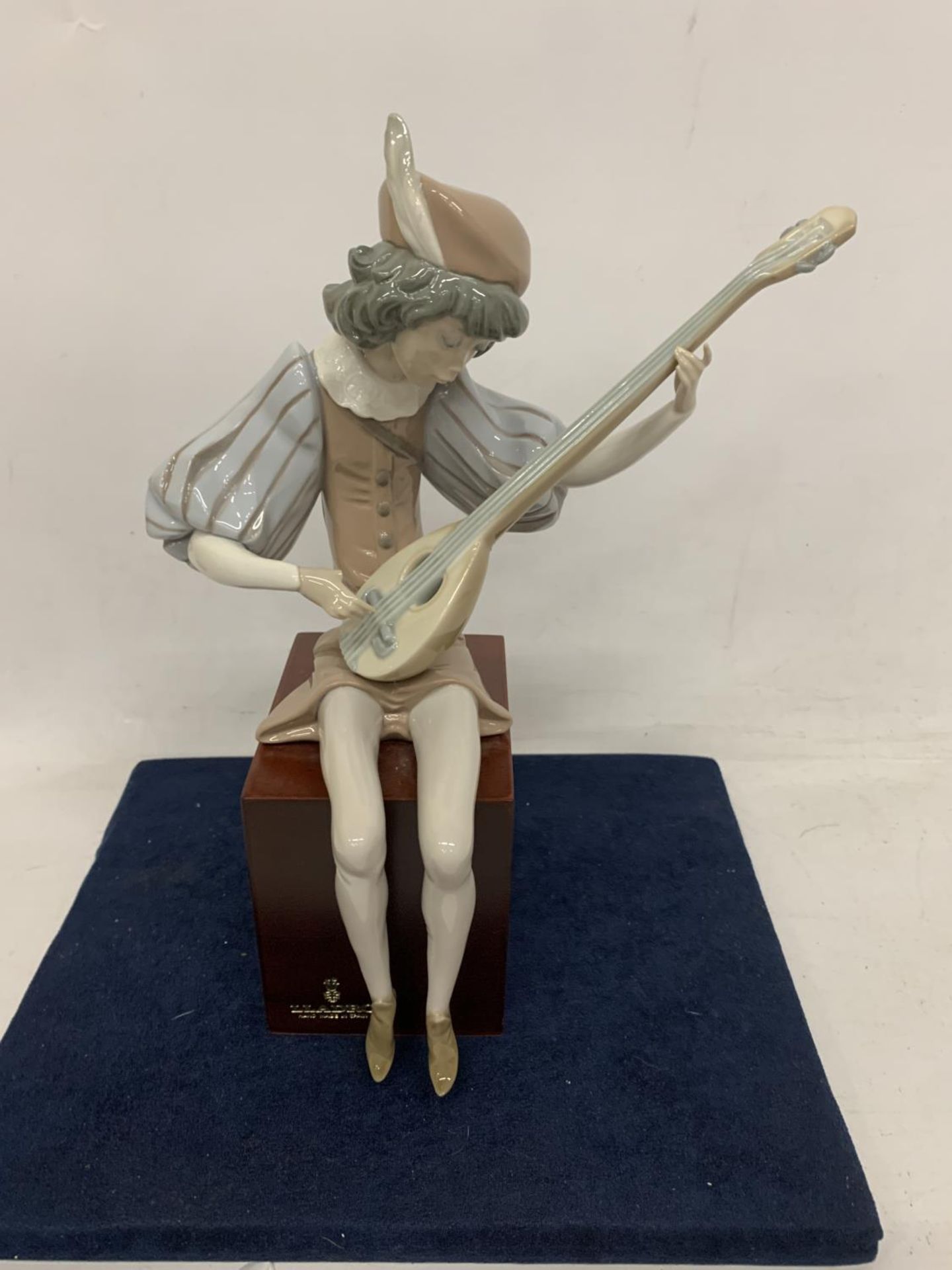 A LLADRO FIGURE OF SEATED MINSTREL PLAYING A LUTE (THUMB A/F)