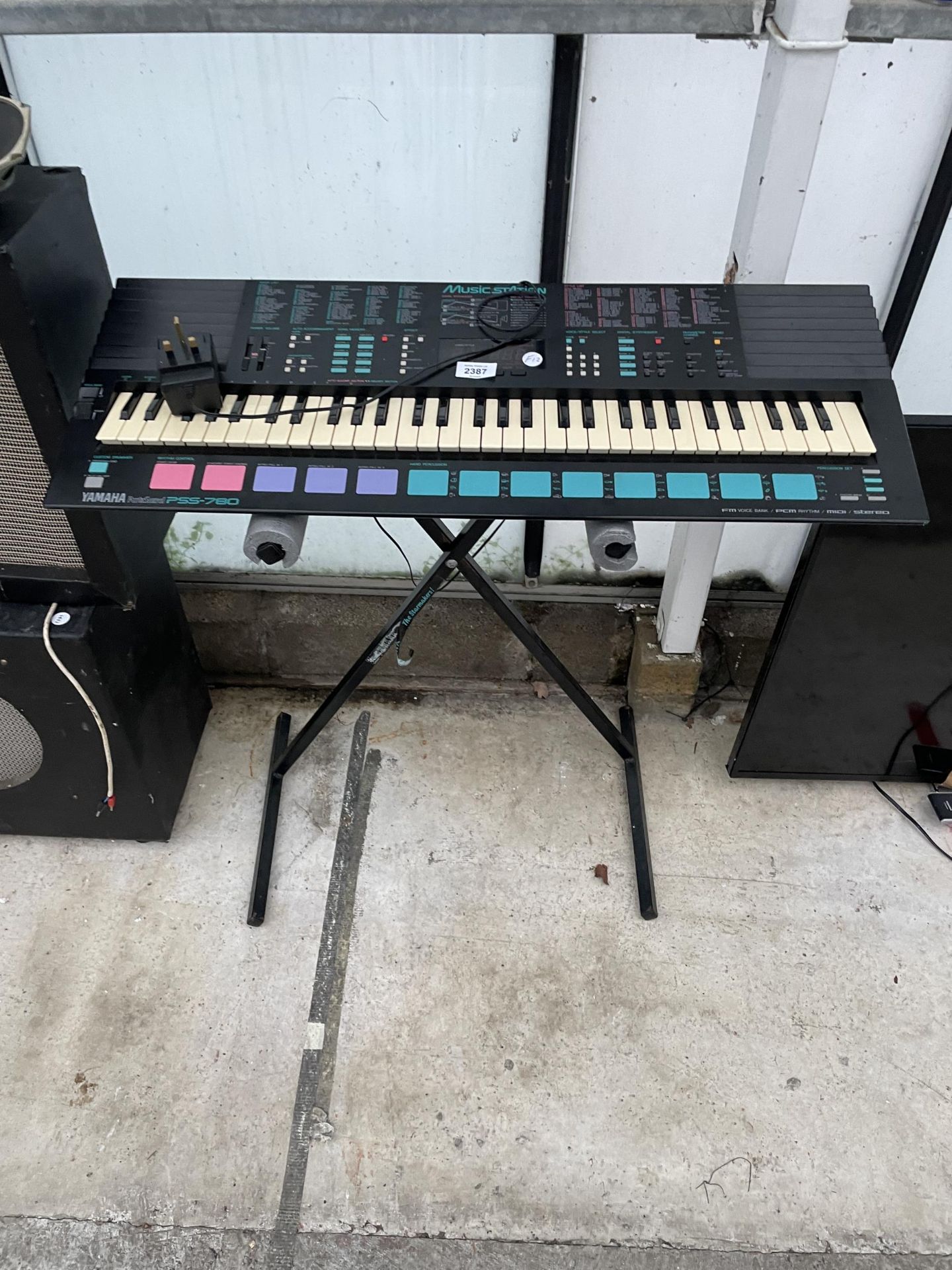 A YAMAHA PSS-780 ELECTRIC KEYBOARD AND STAND