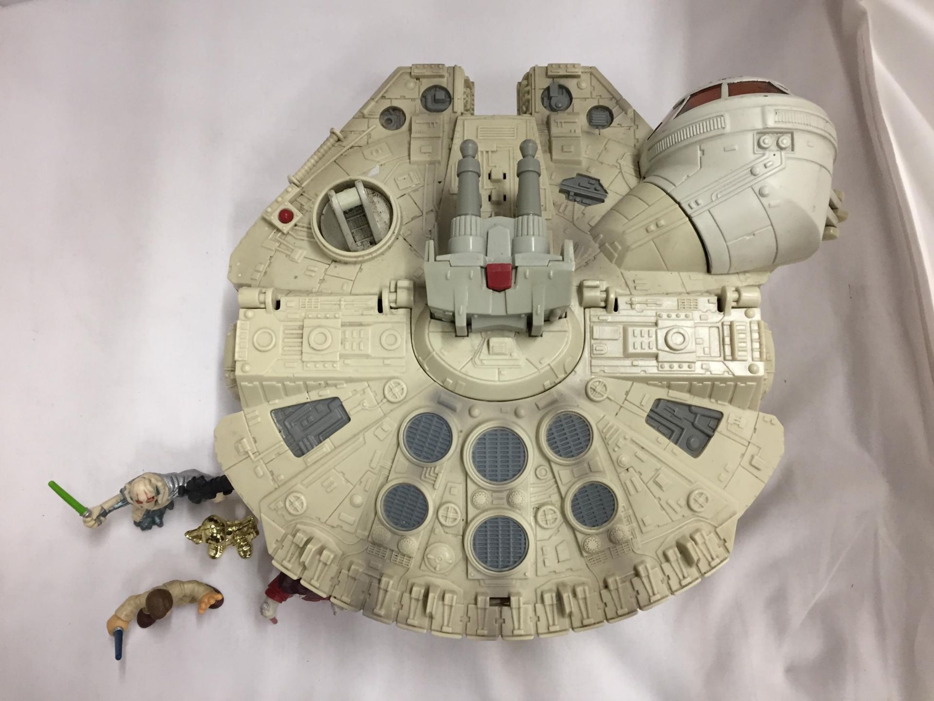 A STAR WARS MILLENIUM FALCON SPACE SHIP WITH FOUR FIGURES - Image 3 of 3