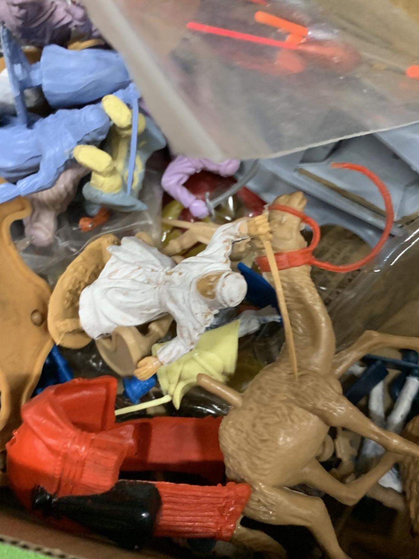 A QUANTITY OF PLASTIC TOY SOLDIERS, ARABS AND CAMELS - Bild 2 aus 3