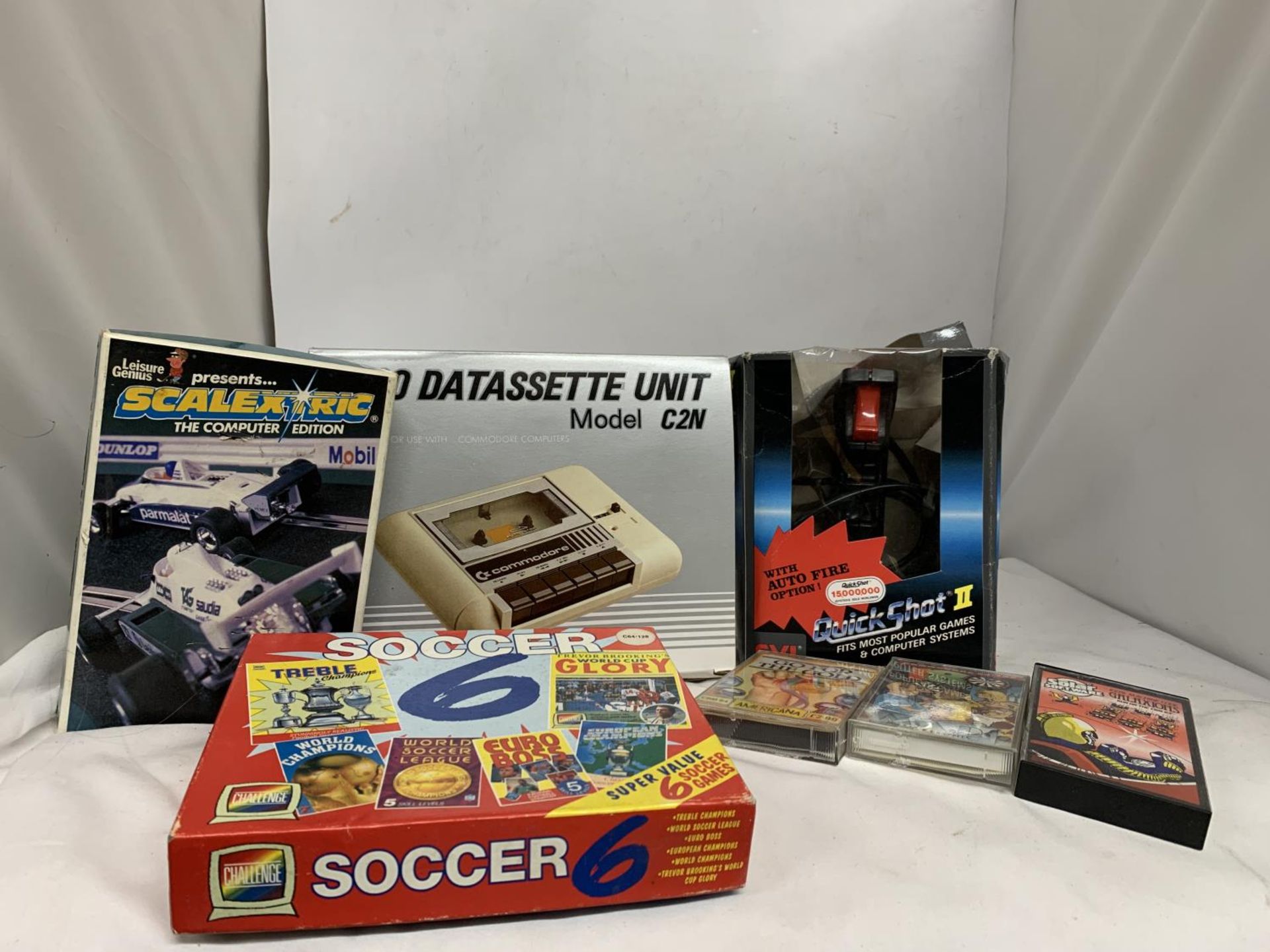 A BOXED COMMODORE 64C COMPUTER BUNDLE TO INCLUDE CASSETTE UNIT, JOYSTICK, HOLLYWOOD GAMES SUCH AS - Image 2 of 4