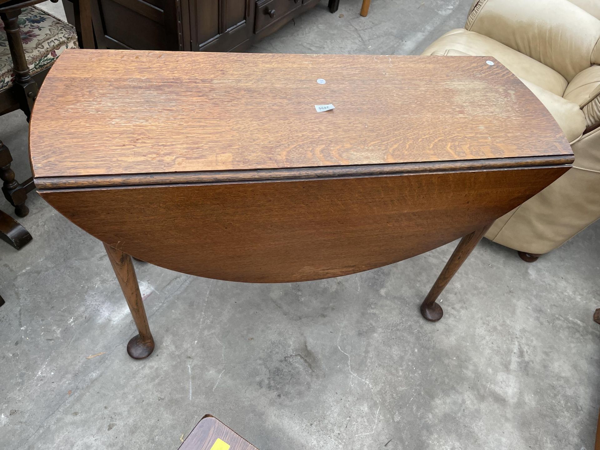 AN EARLY 20TH CENTURY OVAL OAK DINING TABLE, 44.5 X 42" OPENED, ON TAPERING LEGS WITH PAD FEET - Image 3 of 3