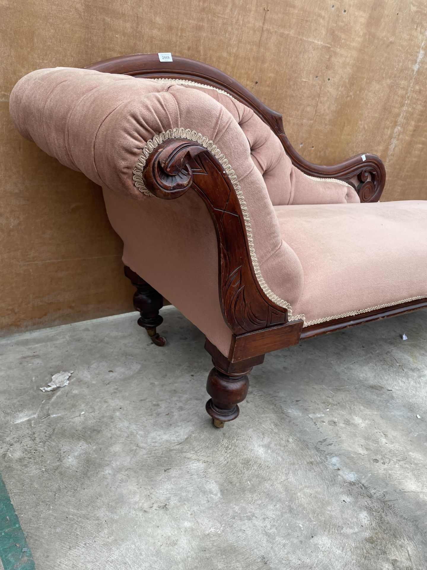 A VICTORIAN BEECH FRAMED CHAISE LONGUE ON TURNED LEGS - Image 3 of 4