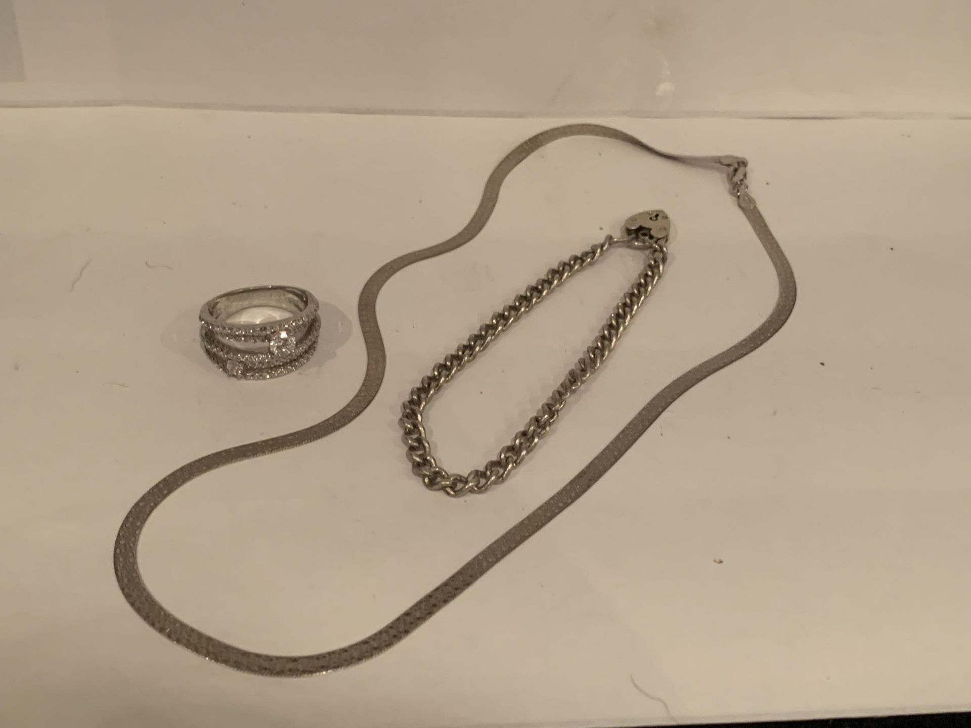 THREE ITEMS OF SILVER JEWELLERY TO INCLUDE A RING, FLAT LINK NECKLACE AND BRACELET WITH HEART