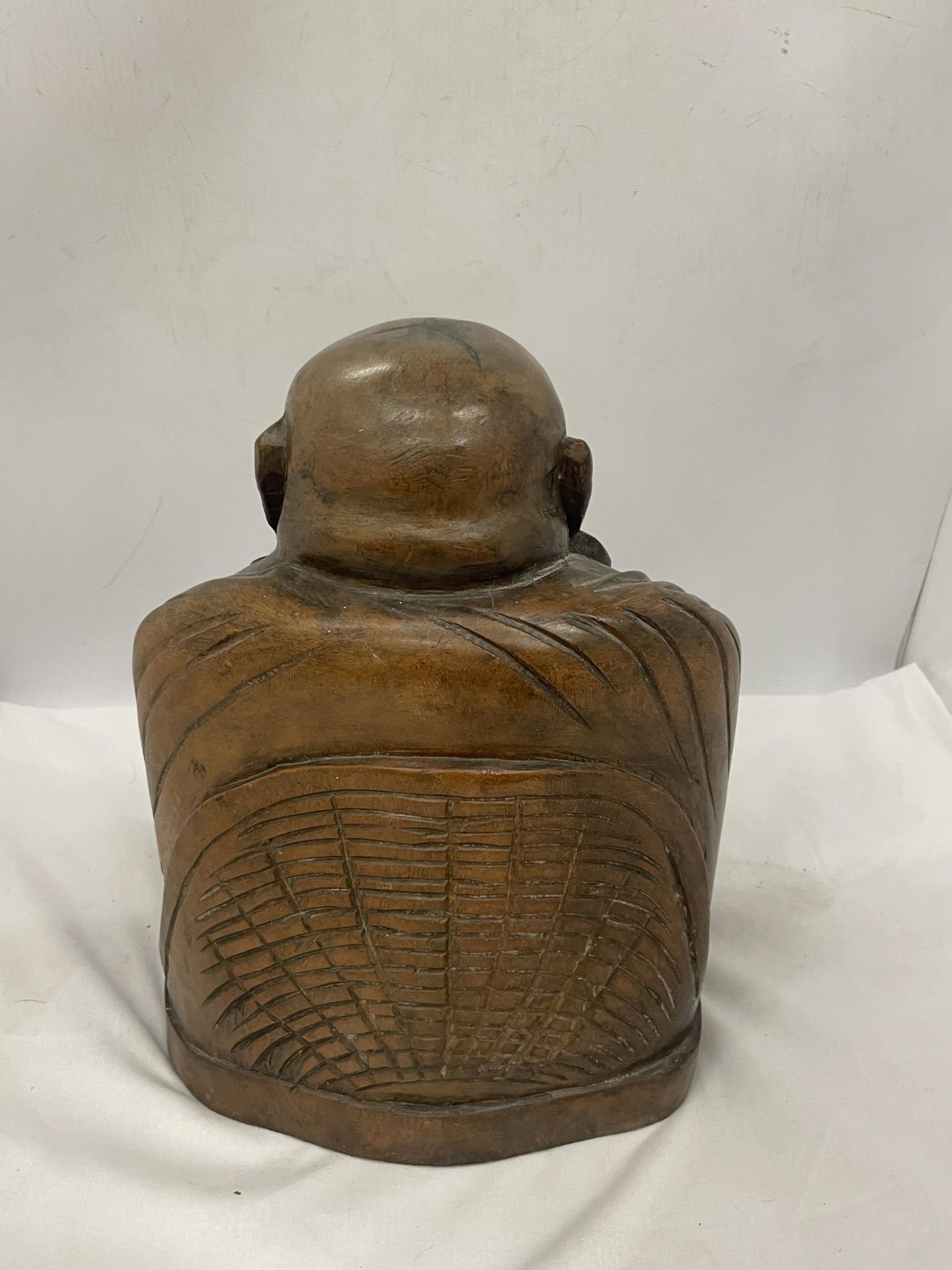 A LARGE CARVED WOODEN BUDDHA FIGURE 13" TALL - Bild 3 aus 4