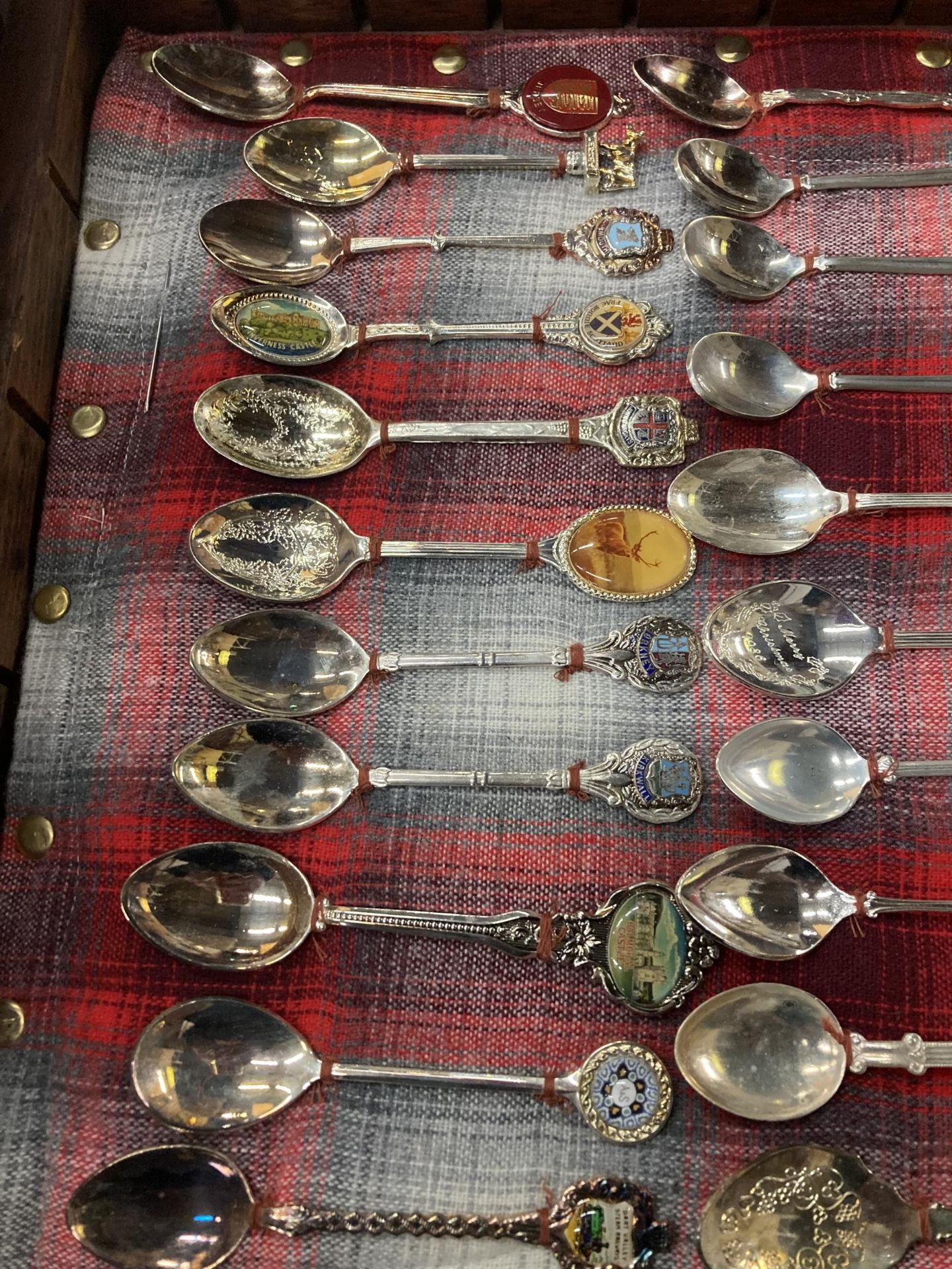 A WOODEN DISPLAY BOX CONTAINING ASSORTED COLLECTABLE SILVER PLATED TEASPOONS - Image 4 of 5