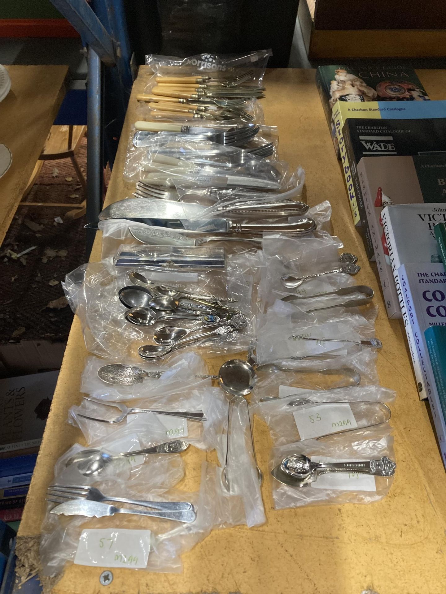 A LARGE COLLECTION OF SILVER PLATED FLATWARE