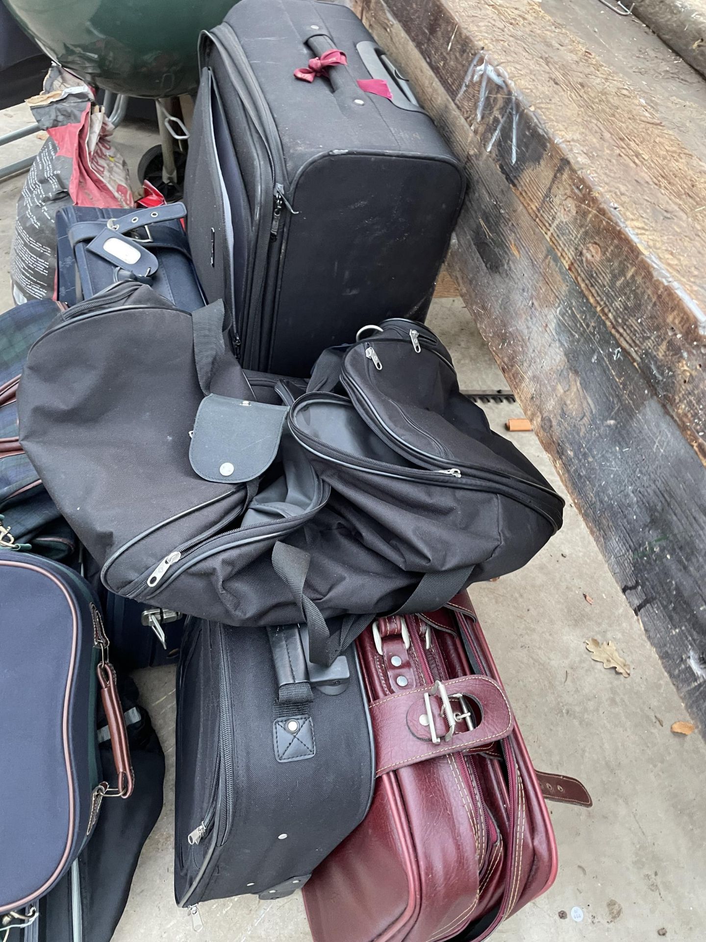 A LARGE ASSORTMENT OF SUITCASES, HOLDALLS AND TRAVEL CASES ETC - Image 2 of 3