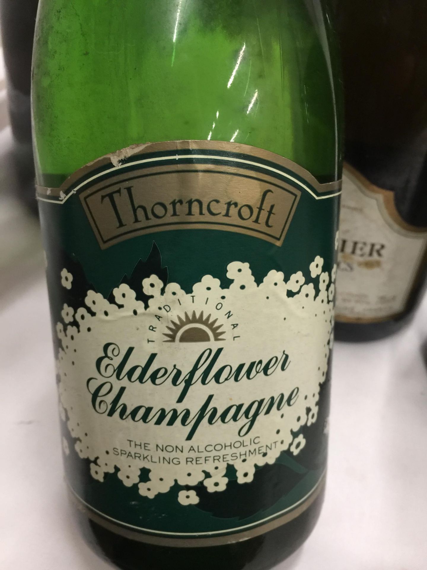 FIVE MIXED BOTTLES - ASTI, THORNCROFT EDERFLOWER CHAMPAGNE, CAVALIER BLANC DE BLANCS ETC - Bild 10 aus 10