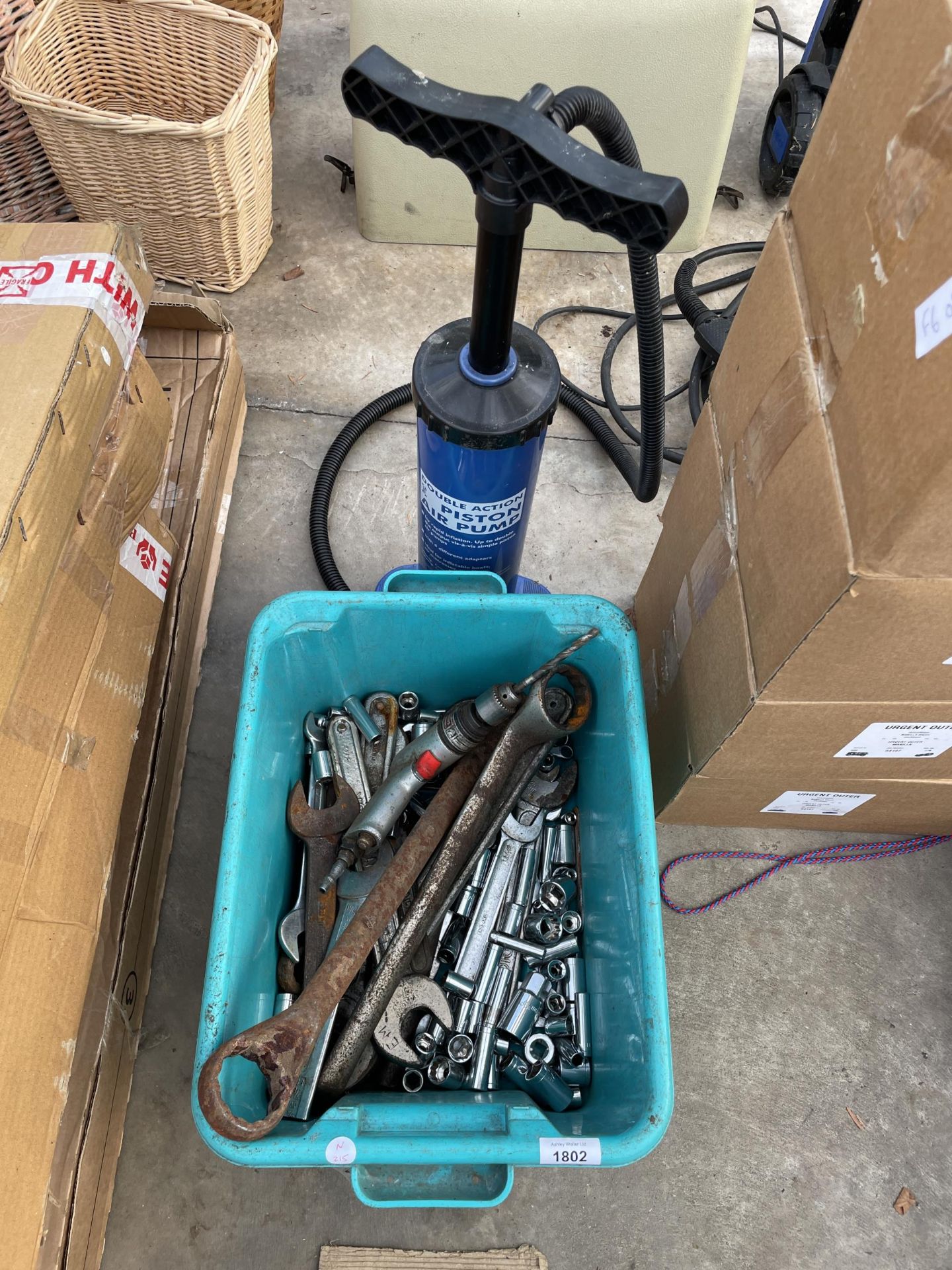 A LARGE QUANTITY OF ASSORTED SPANNERS AND SOCKETS