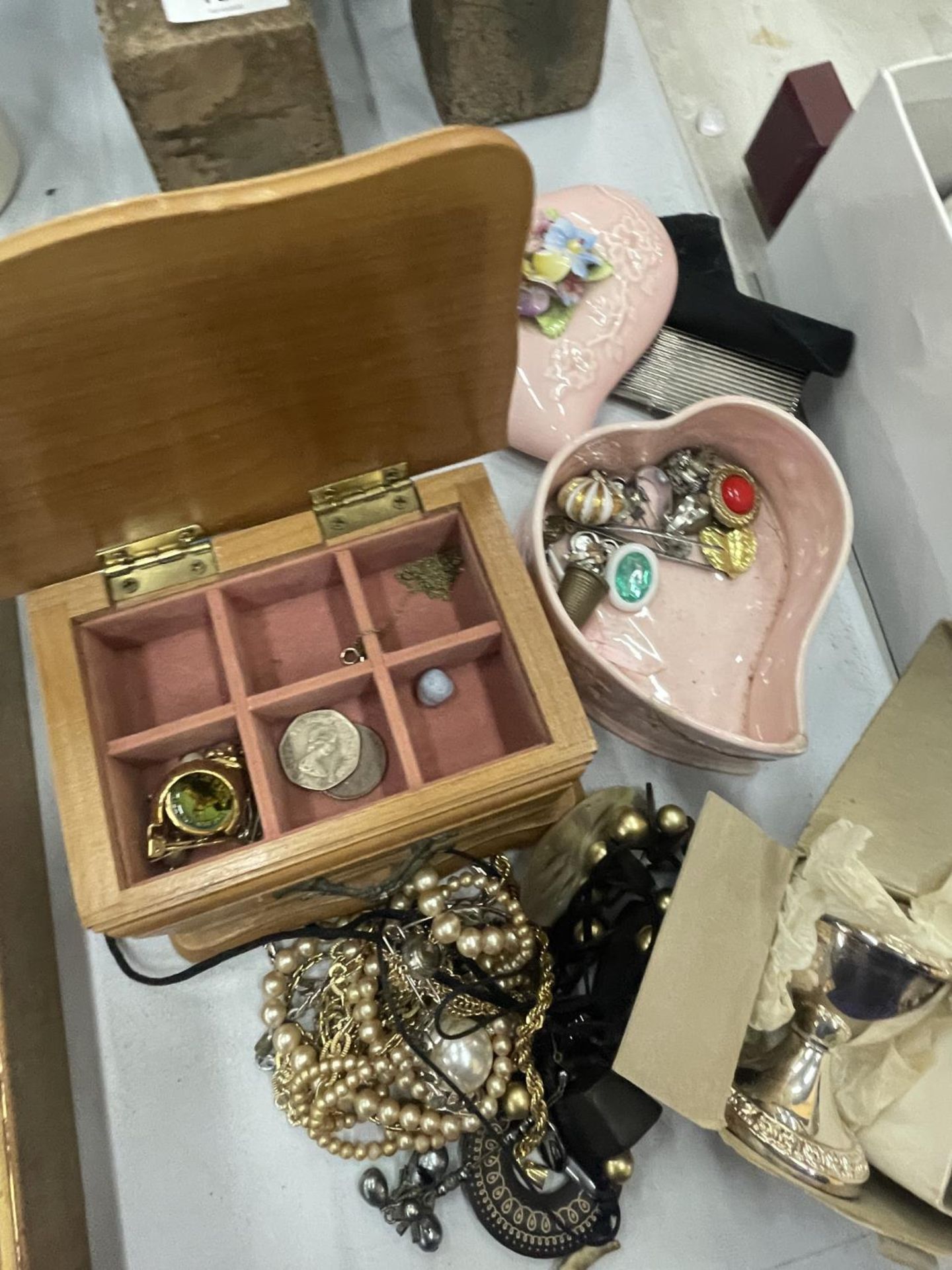 A LARGE COLLECTION OF COSTUME JEWELLERY AND BOXES - Bild 4 aus 4