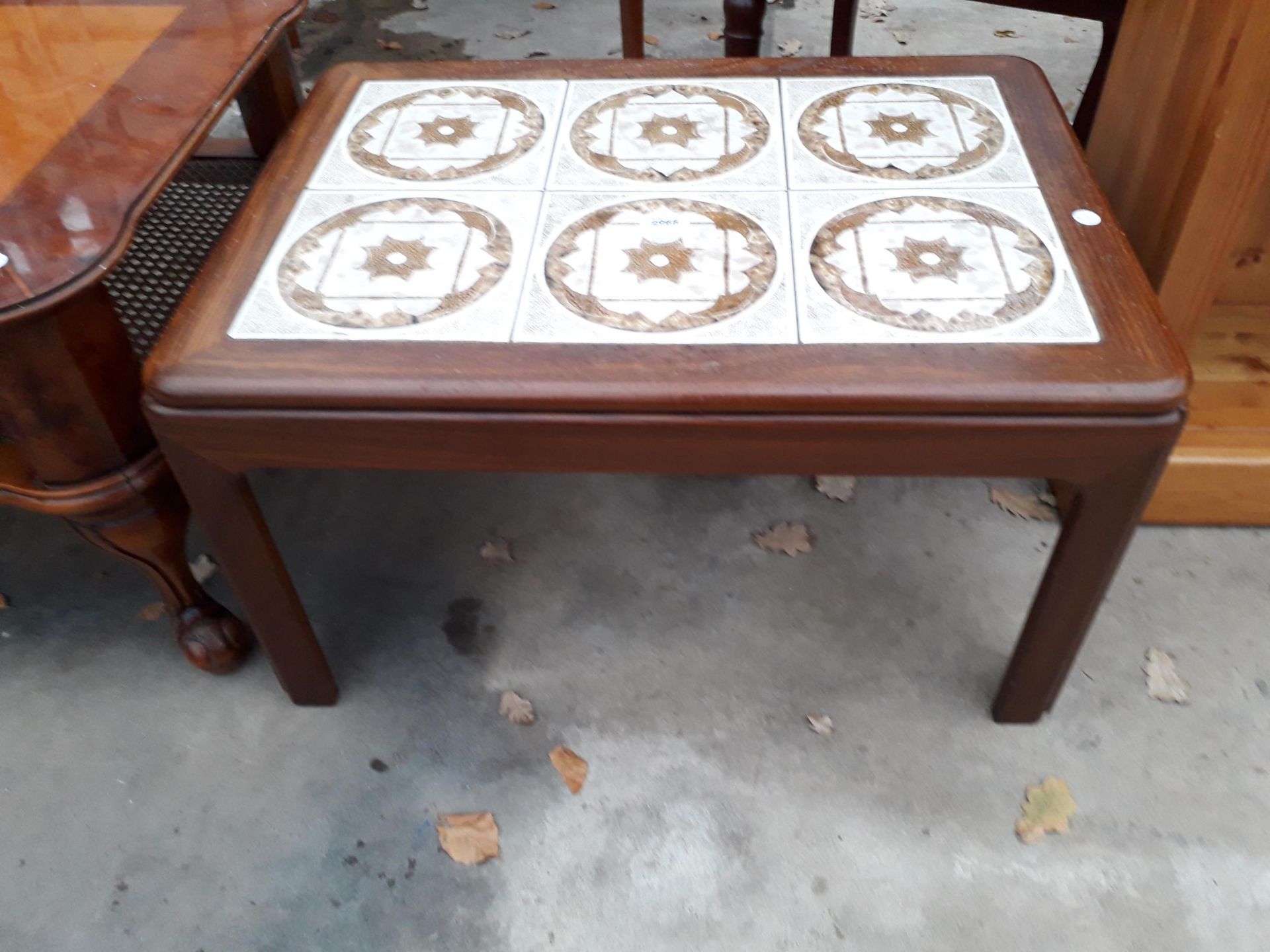 A RETRO TEAK COFFEE TABLE WITH TILED TOP, 28 X 20"