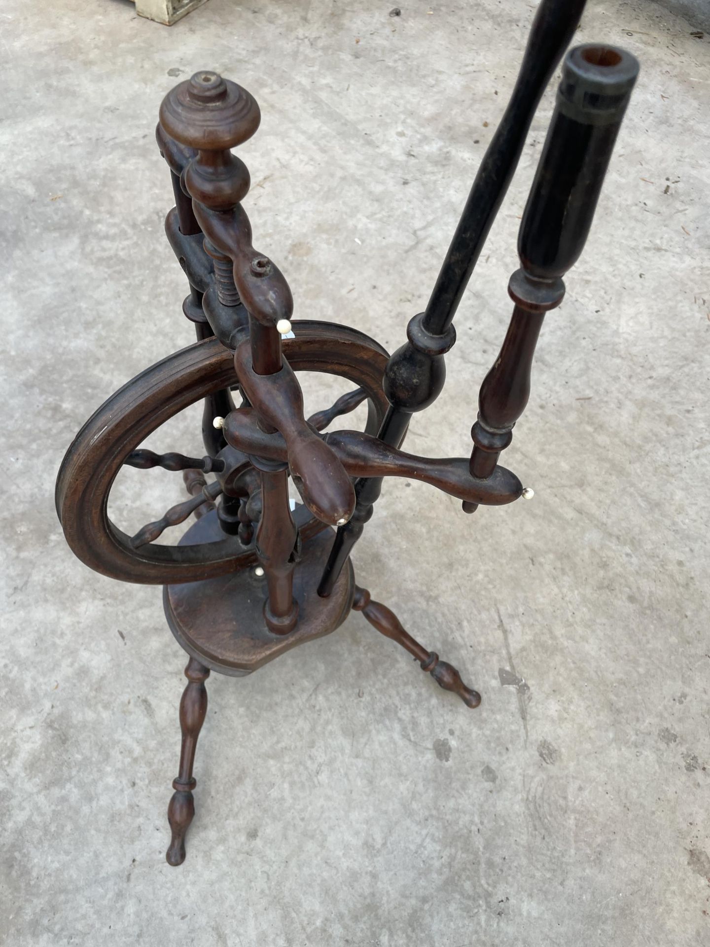 A VINTAGE MAHOGANY SPINNING WHEEL - Image 4 of 5