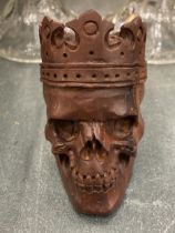 A WOODEN CARVED SKULL, HEIGHT 9CM
