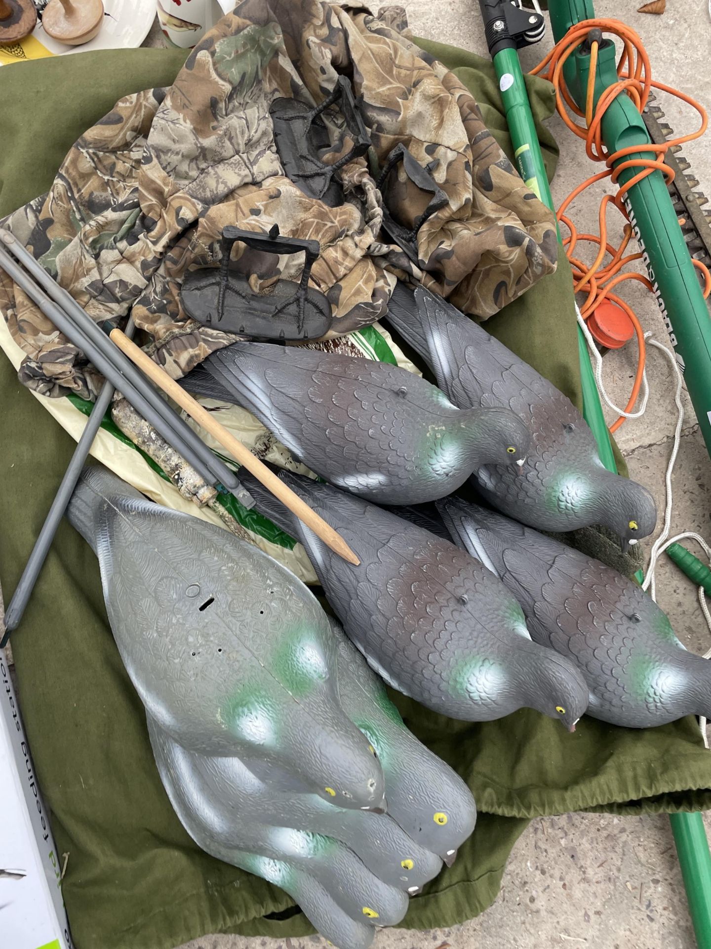 AN ASSORTMENT OF ITEMS TO INCLUDE DECOY PIGEONS AND AN ELECTRIC HEDGE TRIMMER ETC - Image 2 of 3