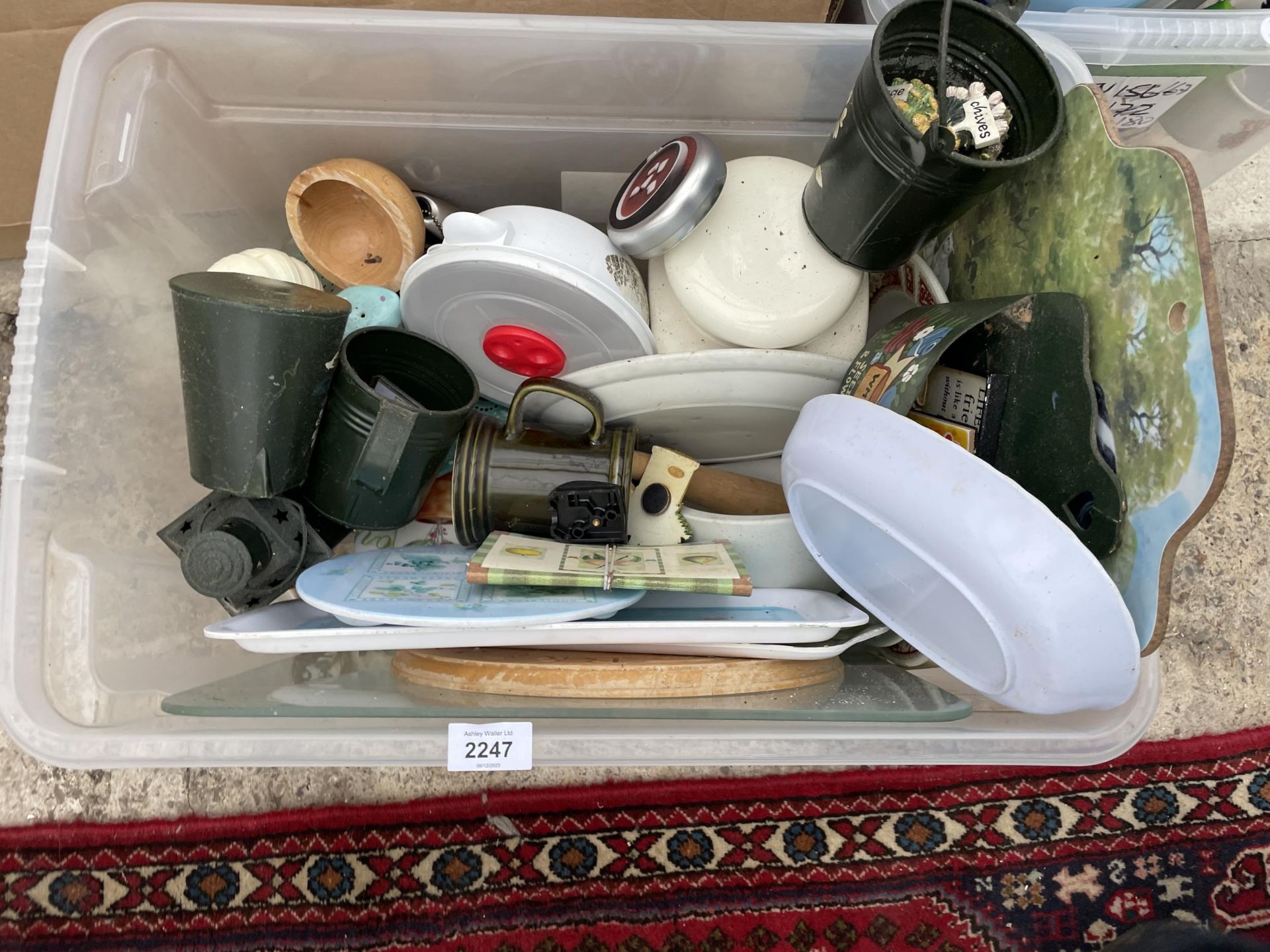 A LARGE ASSORTMENT OF ITEMS TO INCLUDE KETTLES, CERAMICS AND IRONS ETC - Image 4 of 4