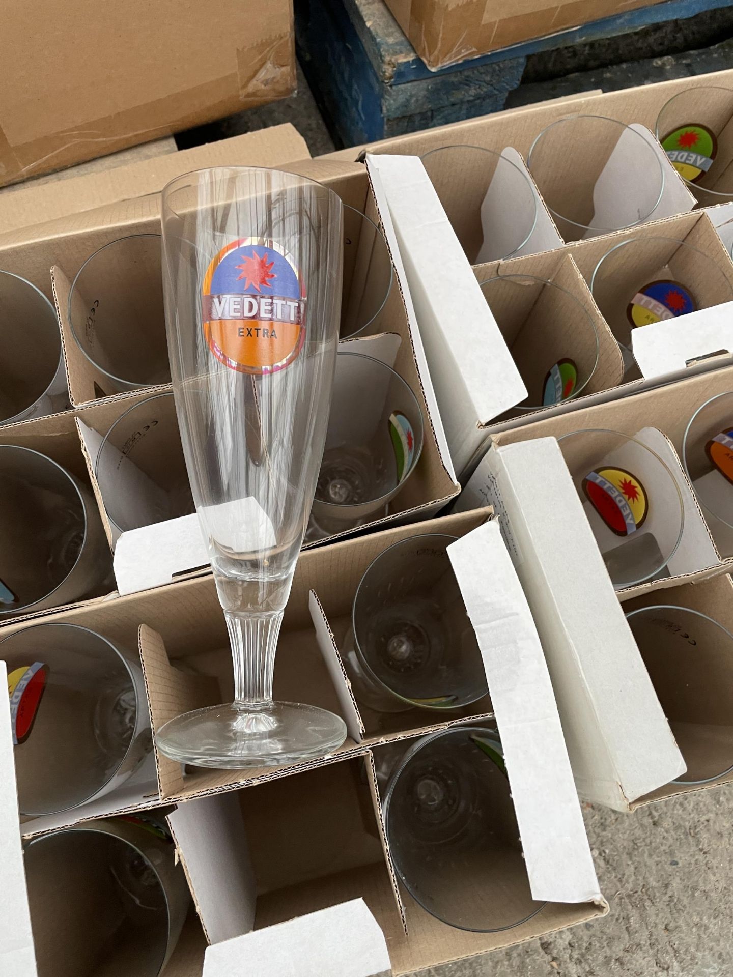 AN ASSORTMENT OF BRANDED PINT GLASSES - Image 6 of 7