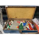 A VINTAGE BOX CONTAINING A LARGE AMOUNT OF VINTAGE LEGO