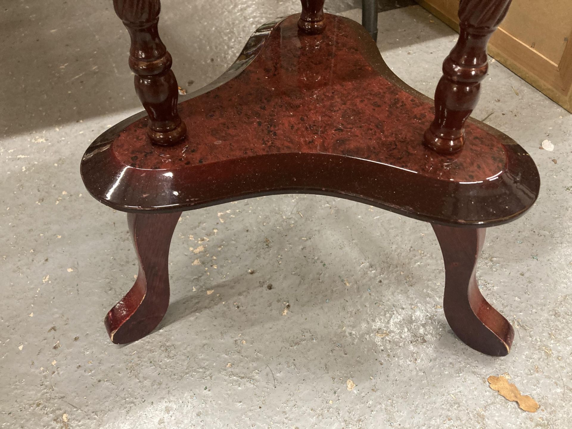 AN ORNATE TRIPOD SIDE TABLE - Image 3 of 3