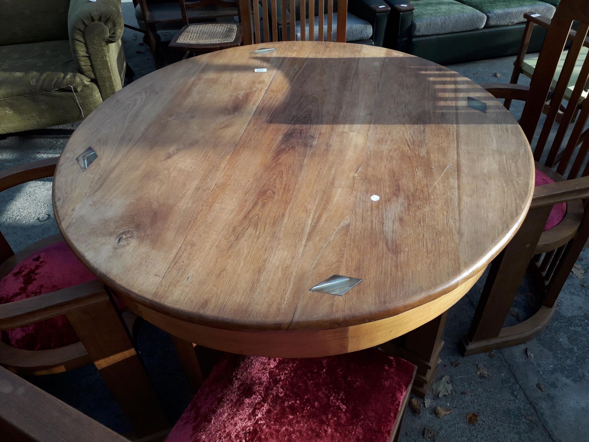 A 47" DIAMETER ARTS AND CRAFTS STYLE HARDWOOD DINING TABLE INSET WITH HARDFRAME DECORATION ON - Image 4 of 5